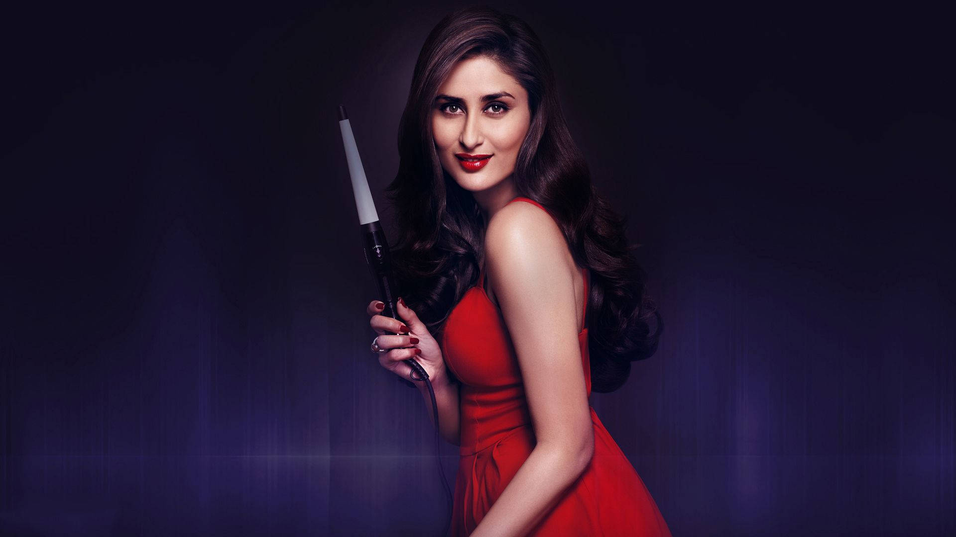 1080p Hd Kareena Kapoor Holding Knife Background