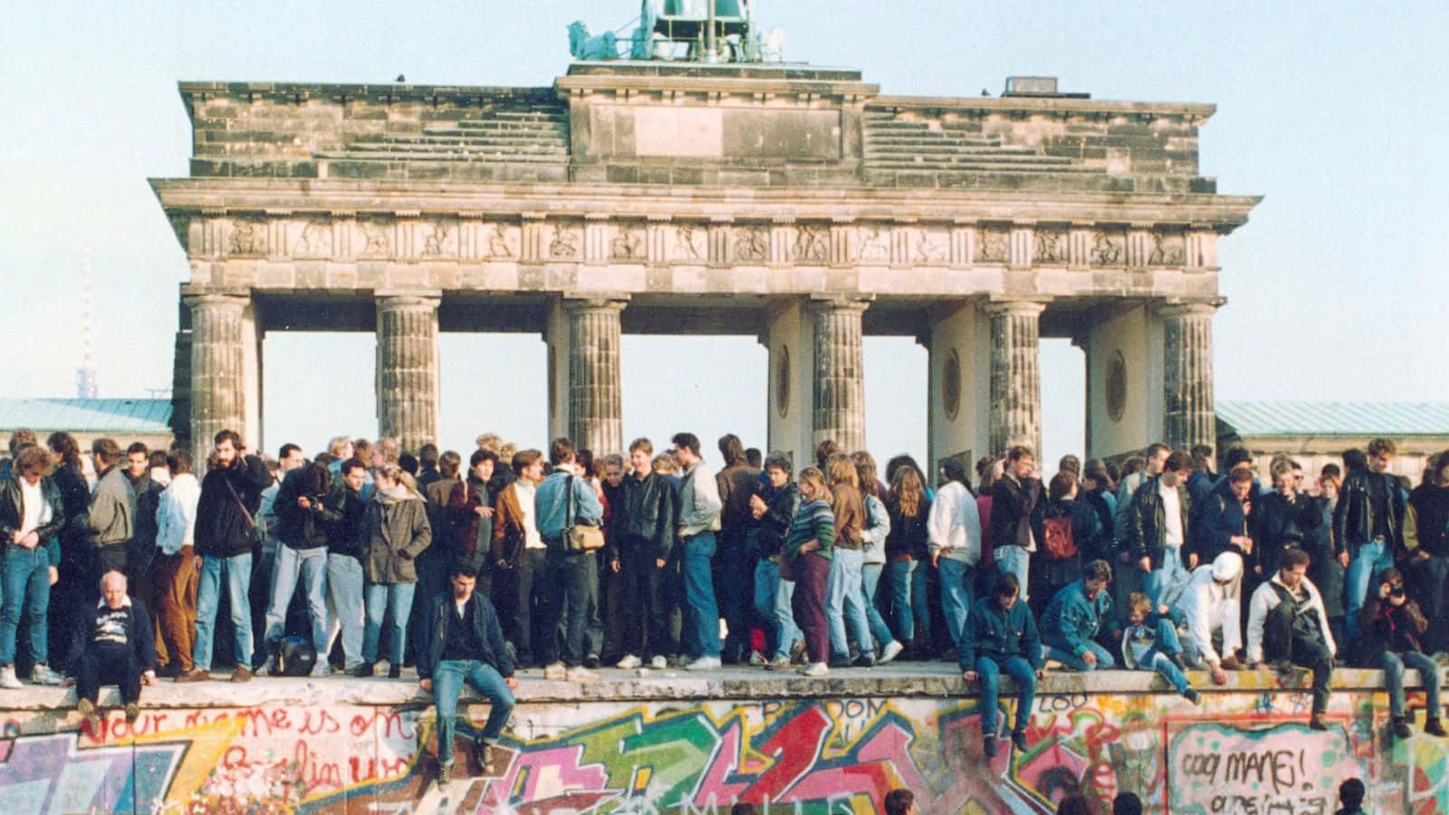 1989 Democratic Revolution In Berlin Wall Background