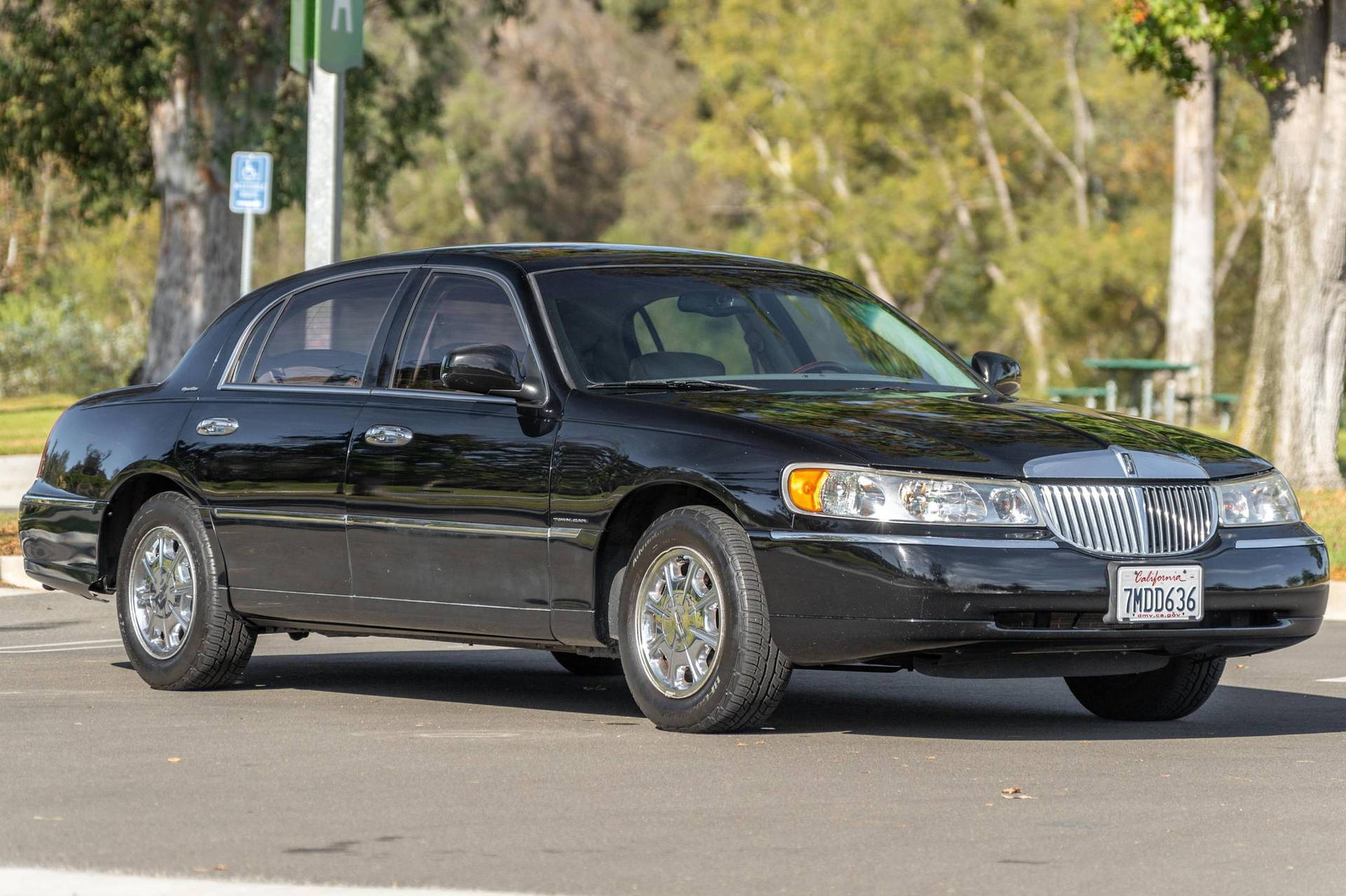 2001 Town Lincoln Car In Parking Lot Background