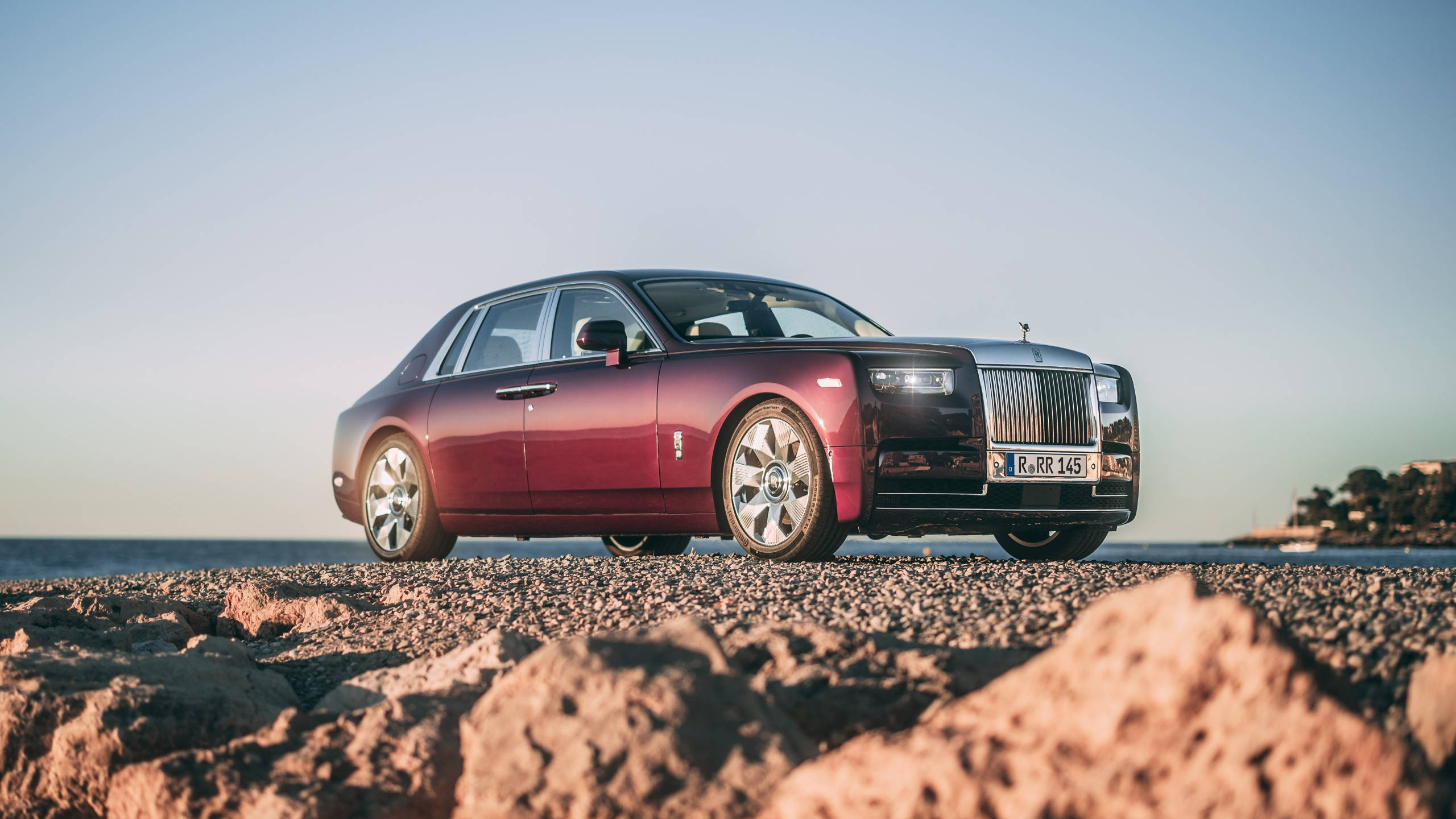 2560x1440 Car Red Rolls Royce Phantom Background