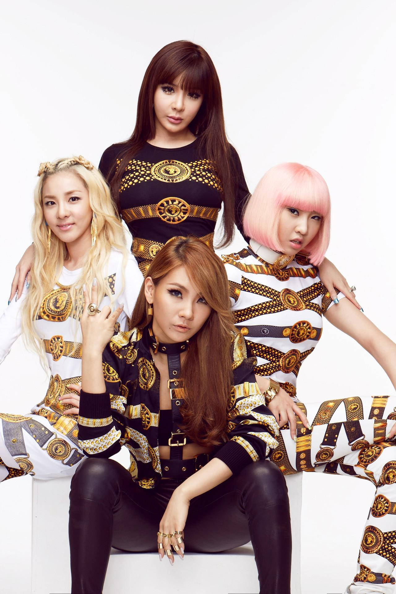 2ne1 In Golden Outfits Background
