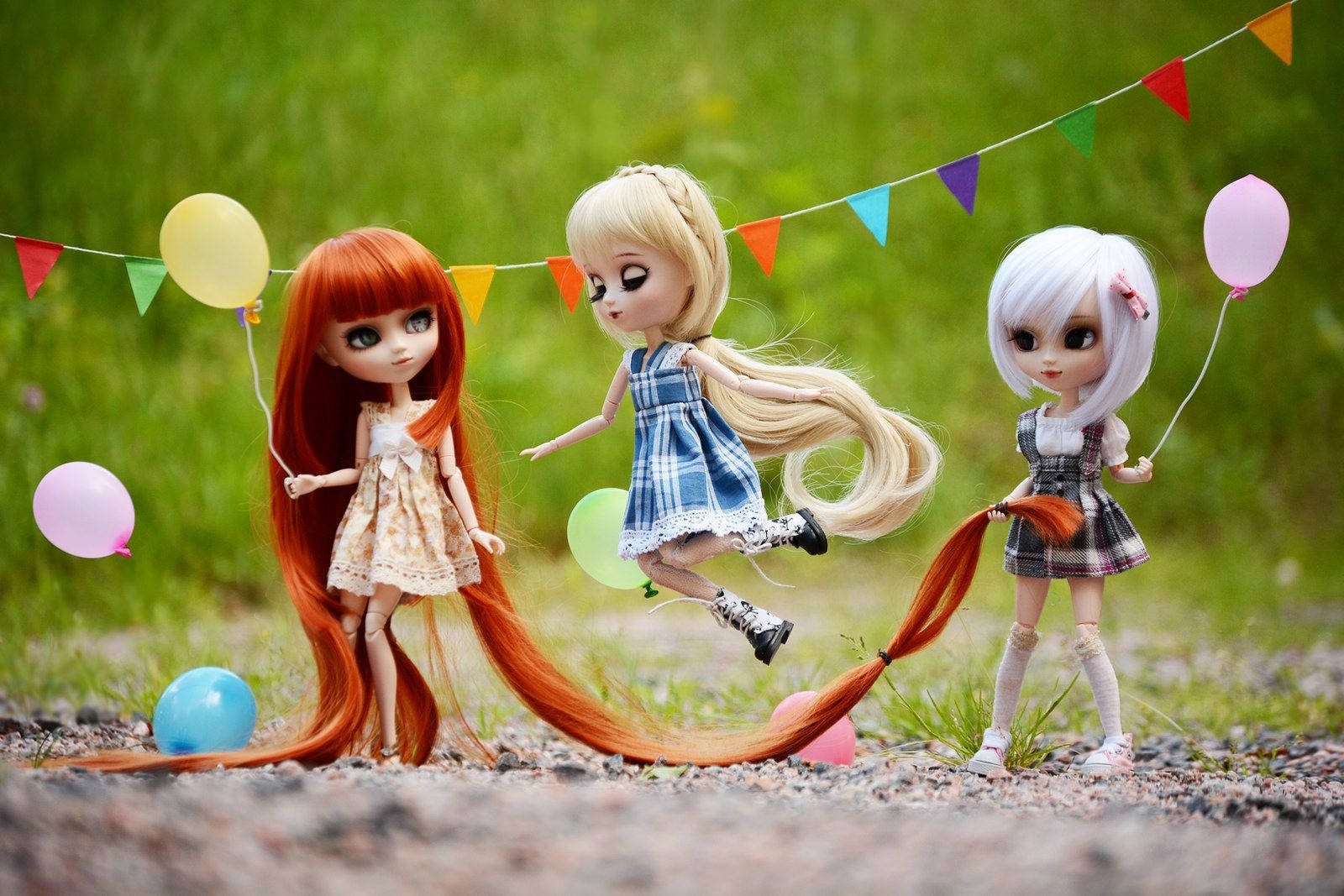 3 Barbie Best Friends Background