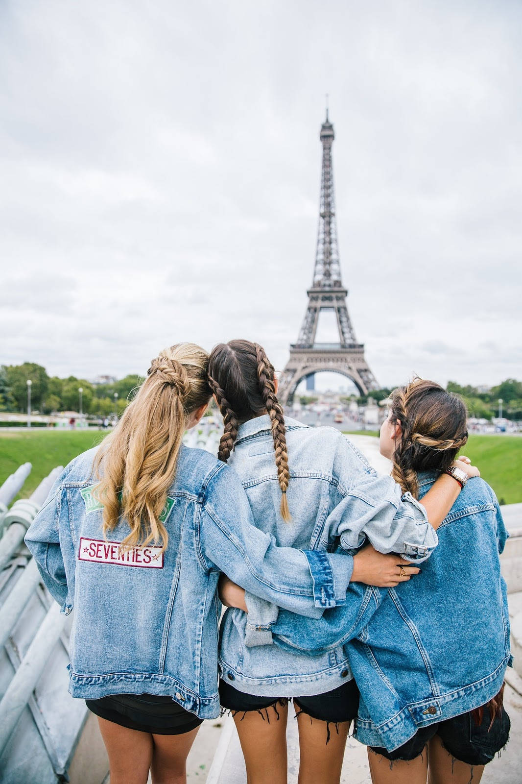 3 Best Friends Near Eiffel Tower Background