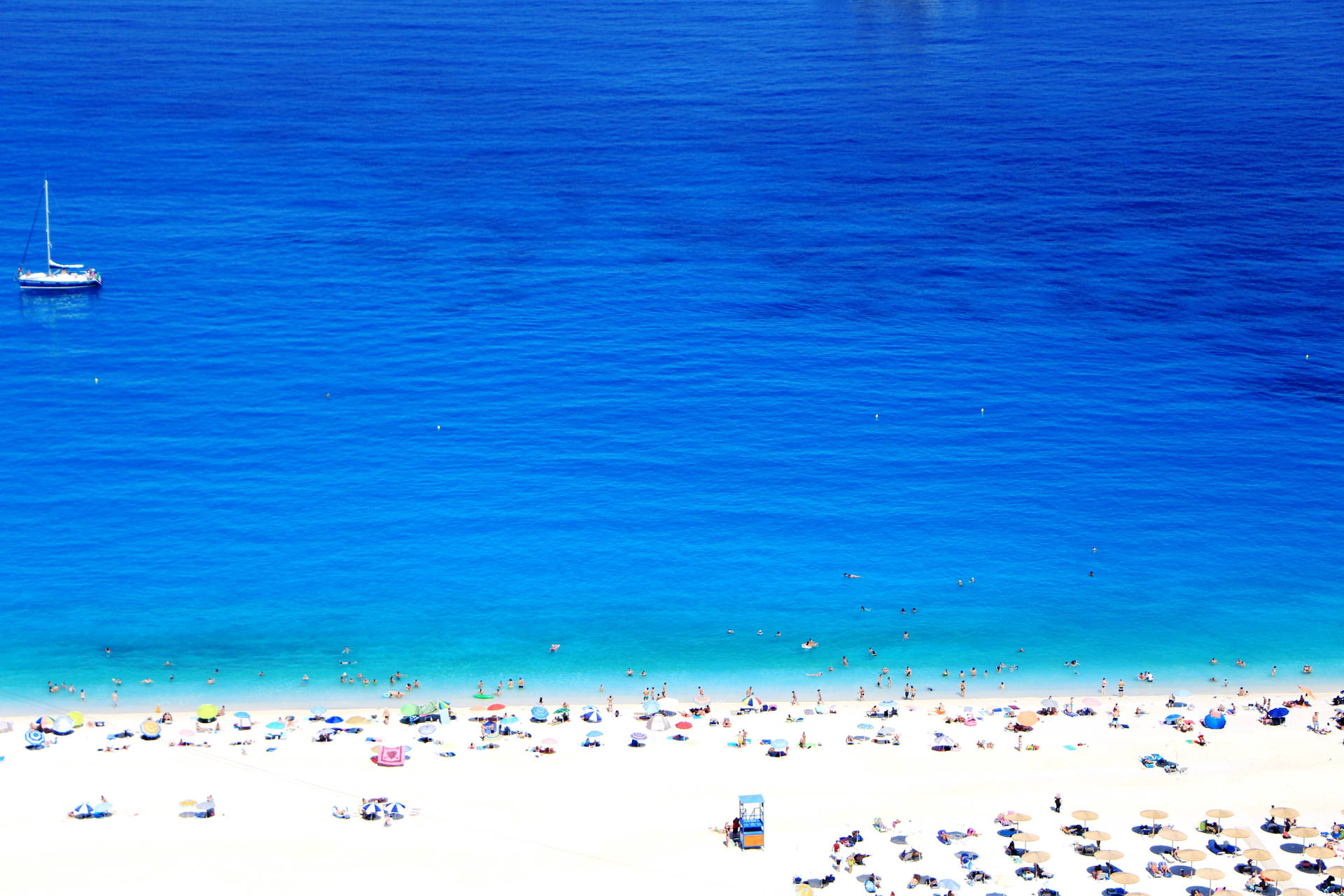 4k Beach With Tourists Background