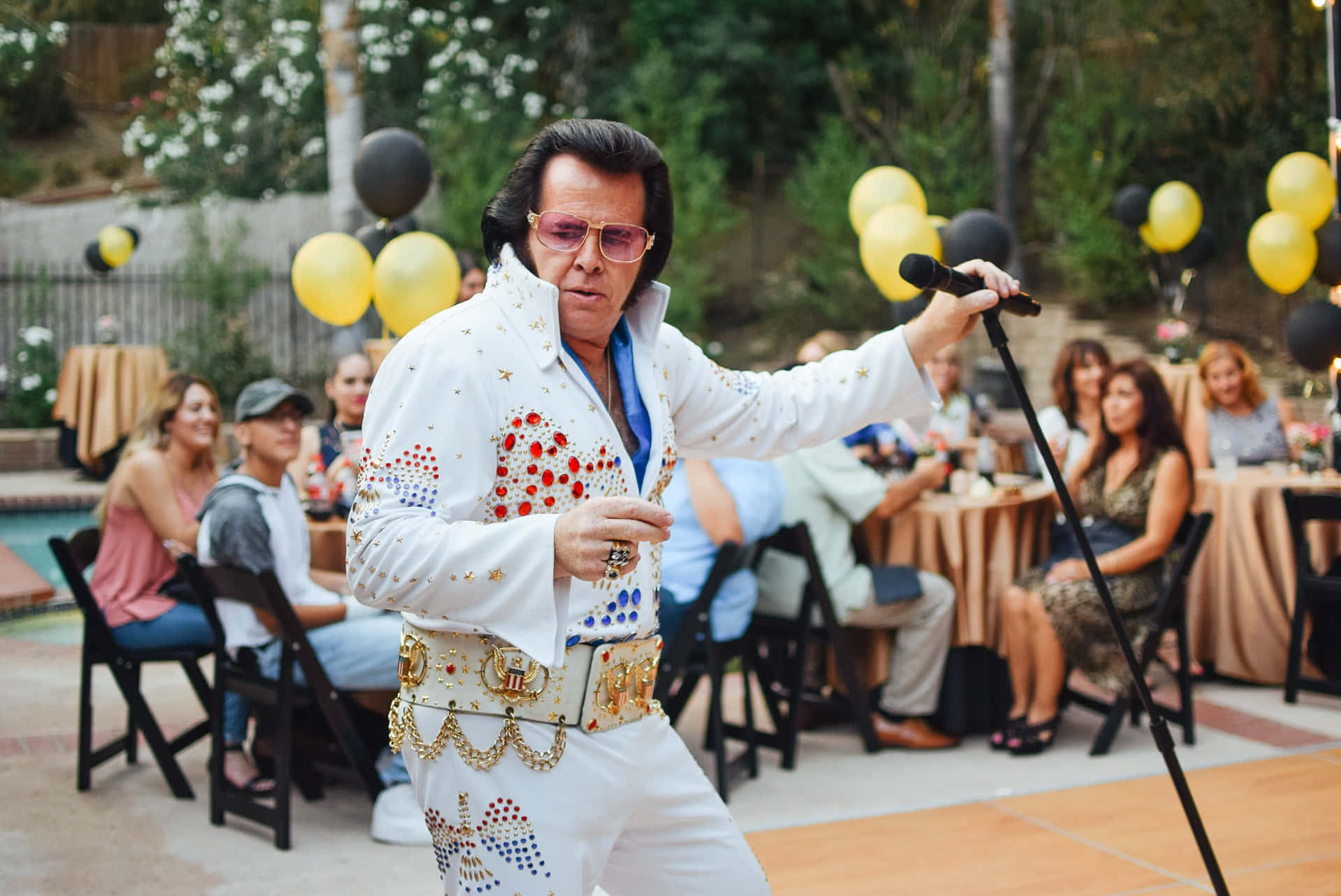 4k Elvis Impersonator At A Party Background