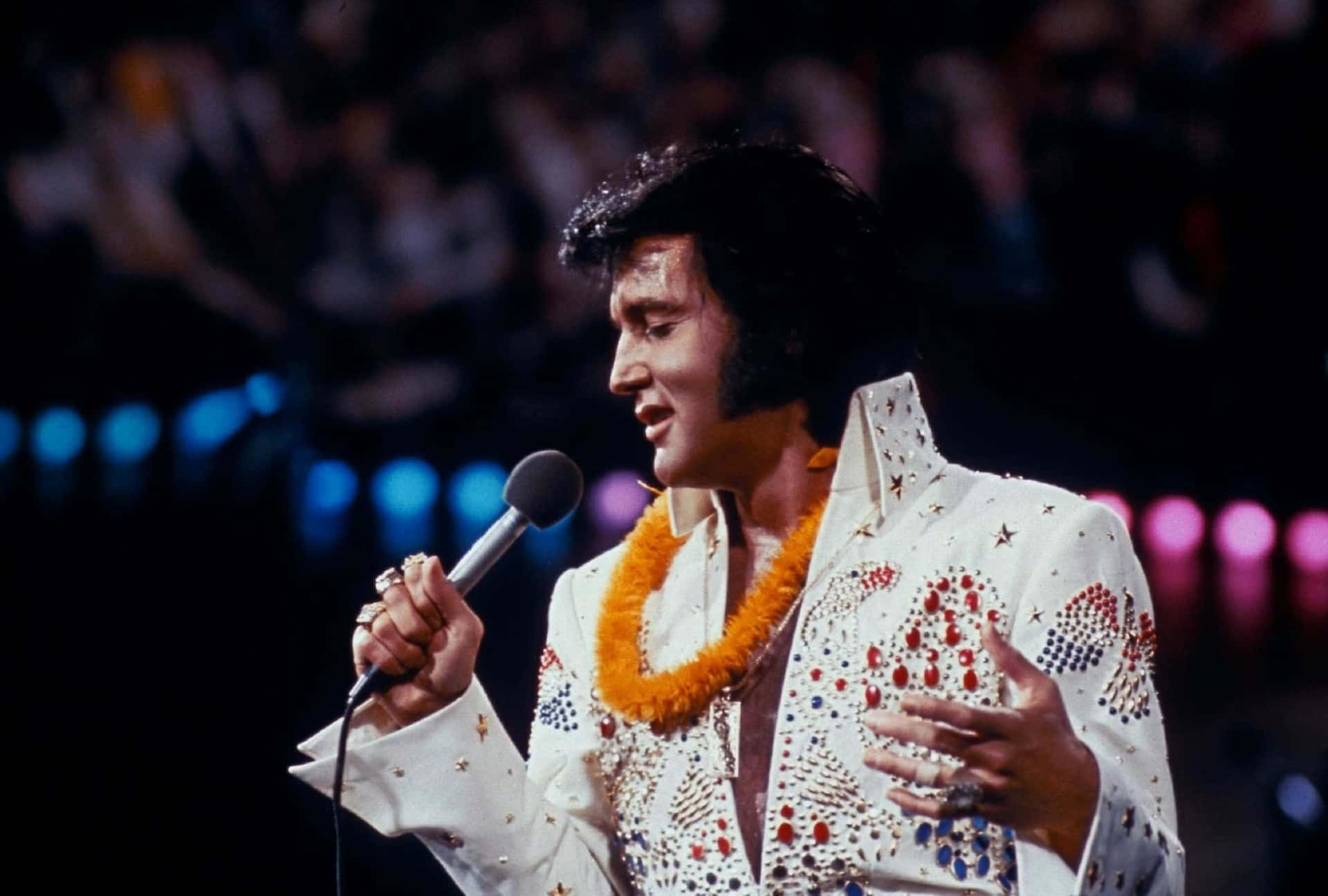 4k Elvis With An Orange Garland Background