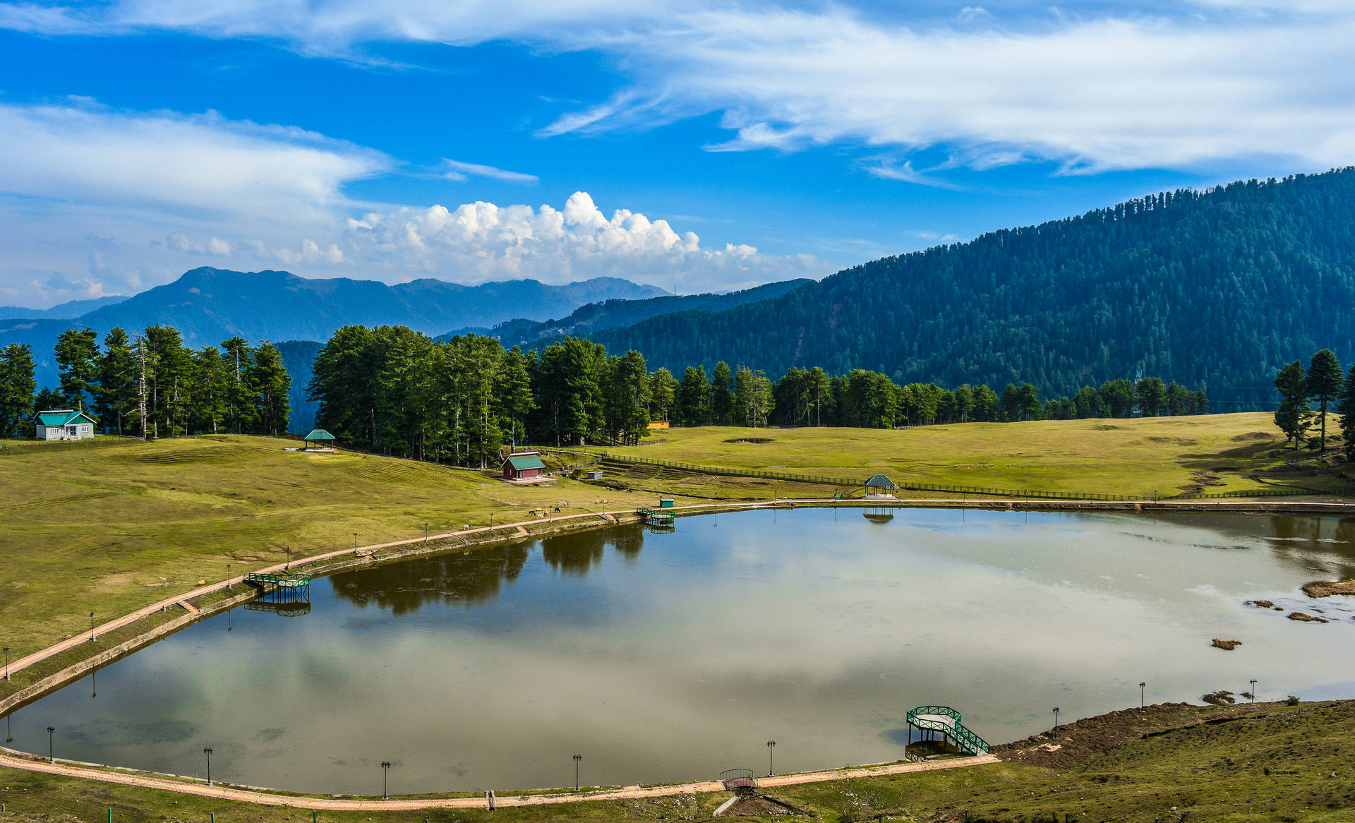 4k Golf Course With Mountains Background