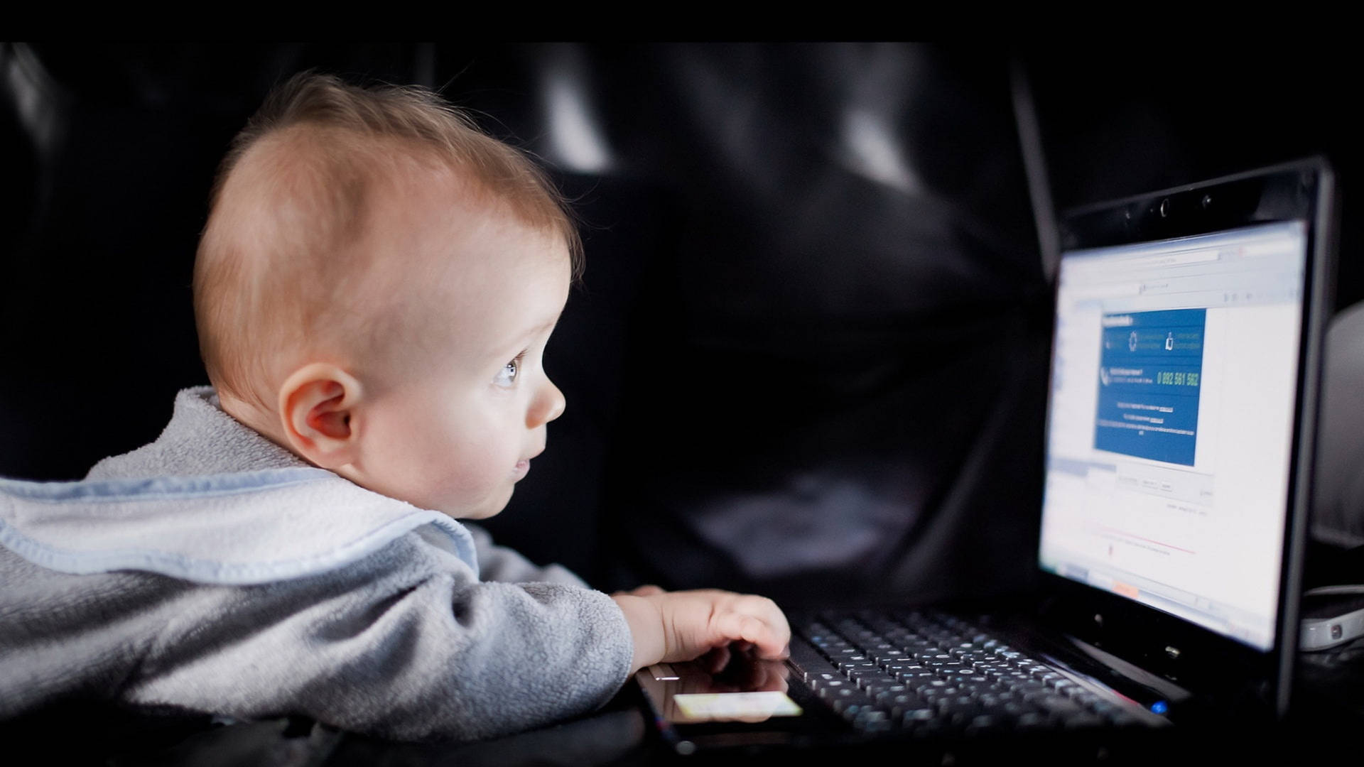 4k Laptop Baby By Himself Background