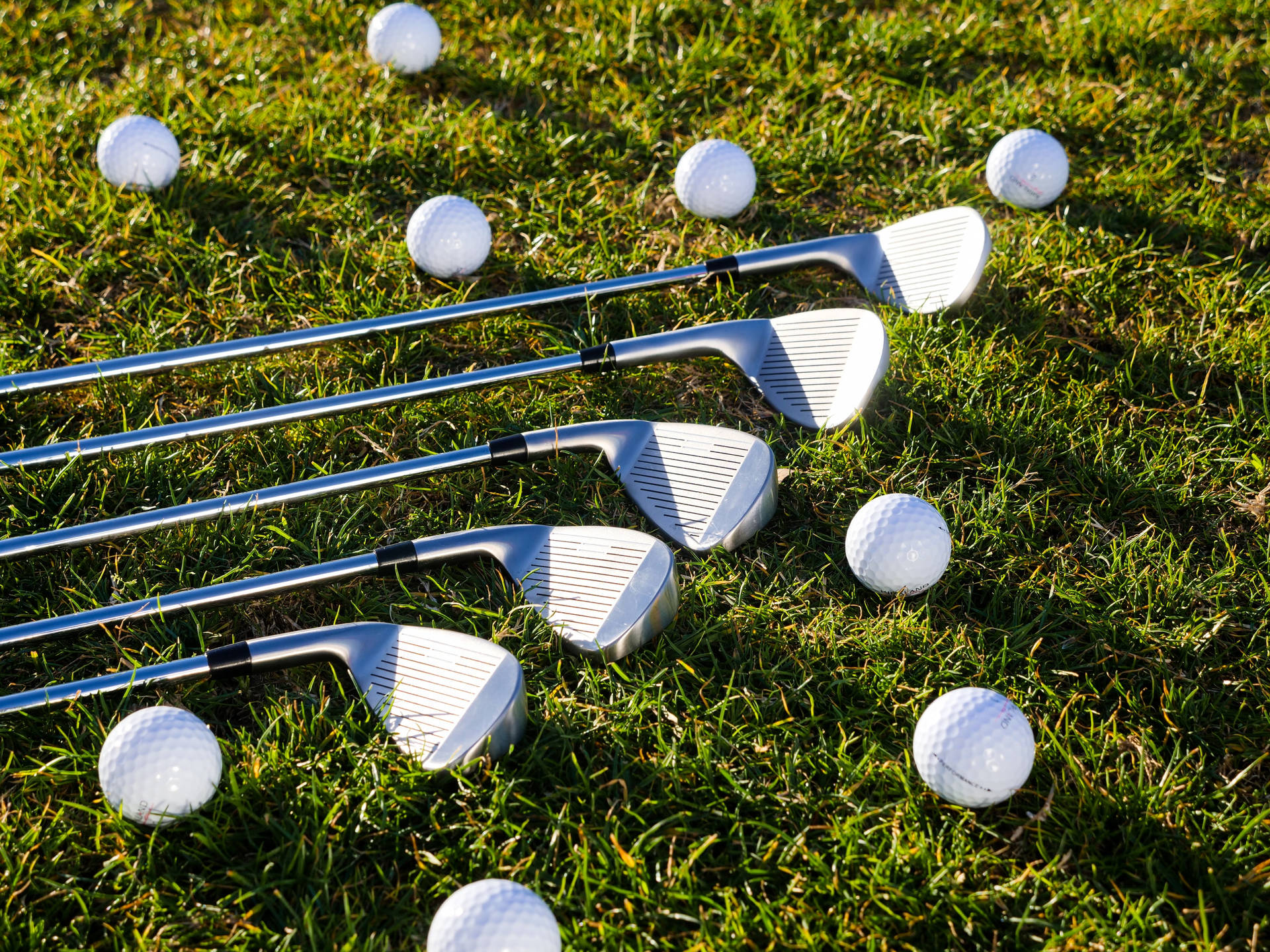 4k Line Up Golf Clubs And Balls Background