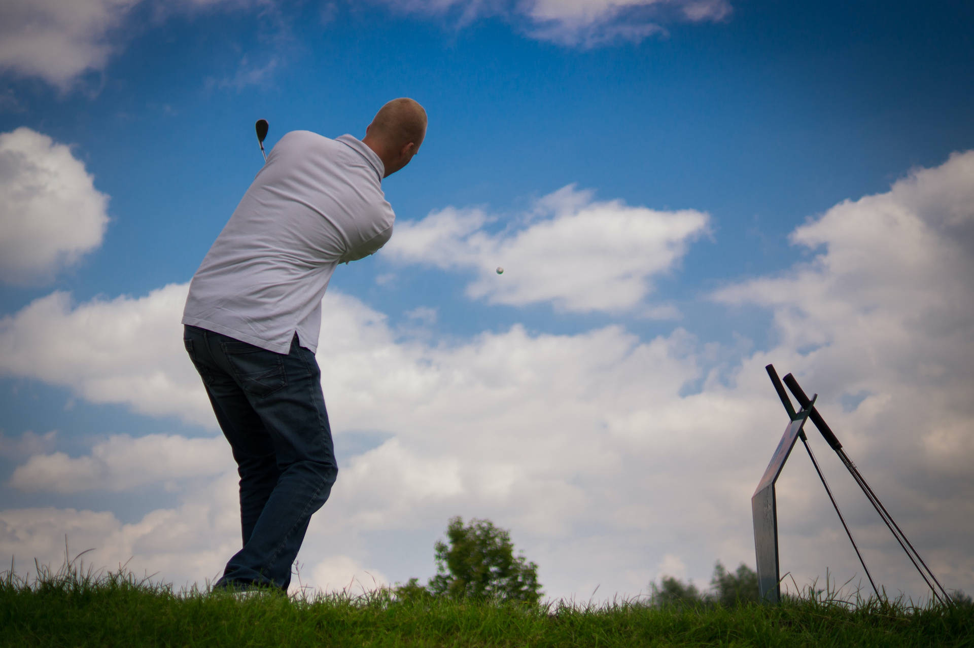 4k Man Striking Golf Ball Background