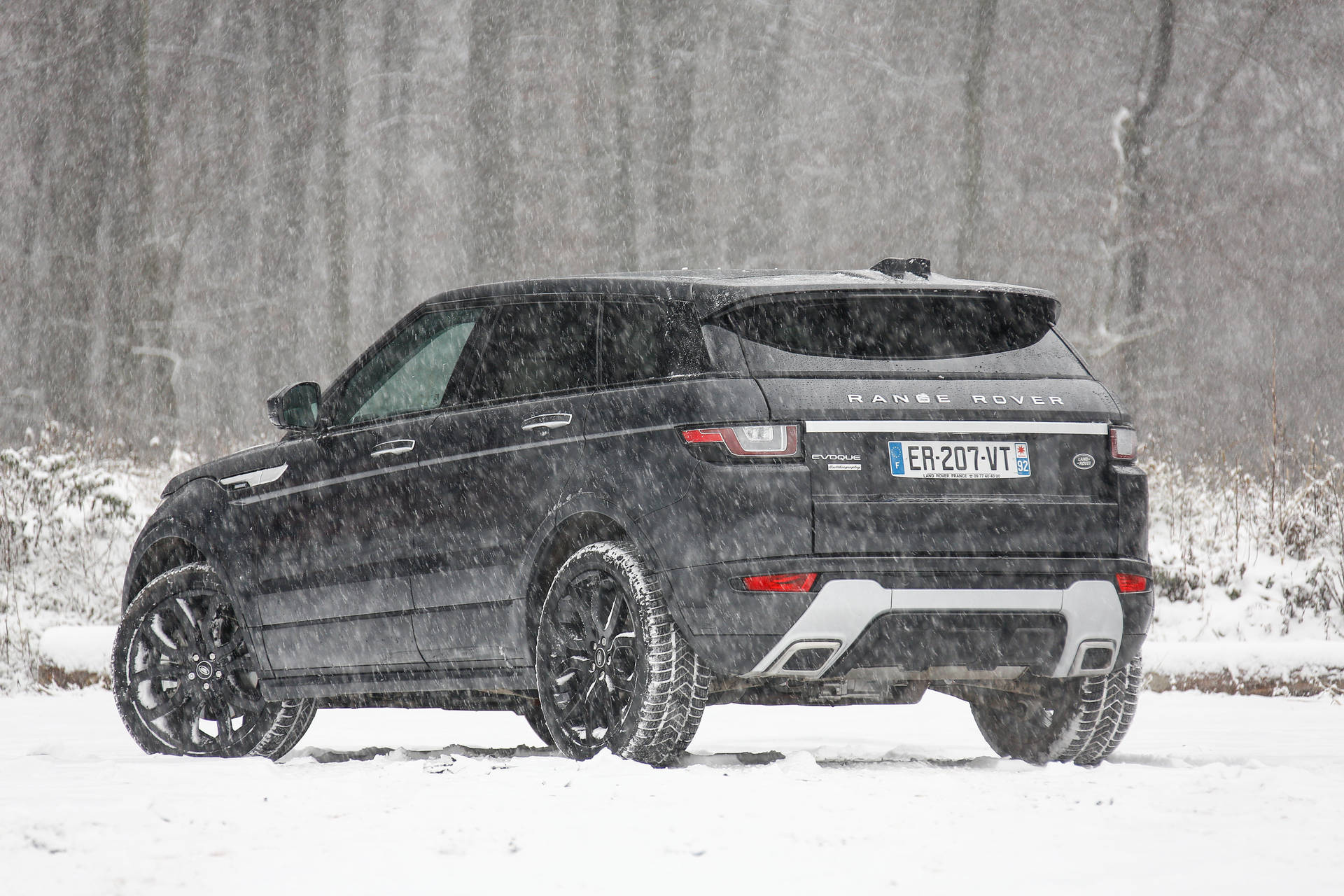 4k Range Rover Winter Background