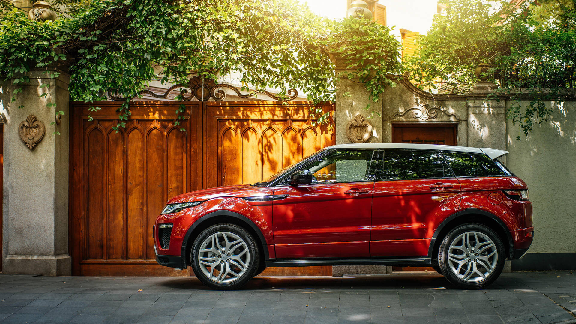 4k Range Rover Wooden Gate