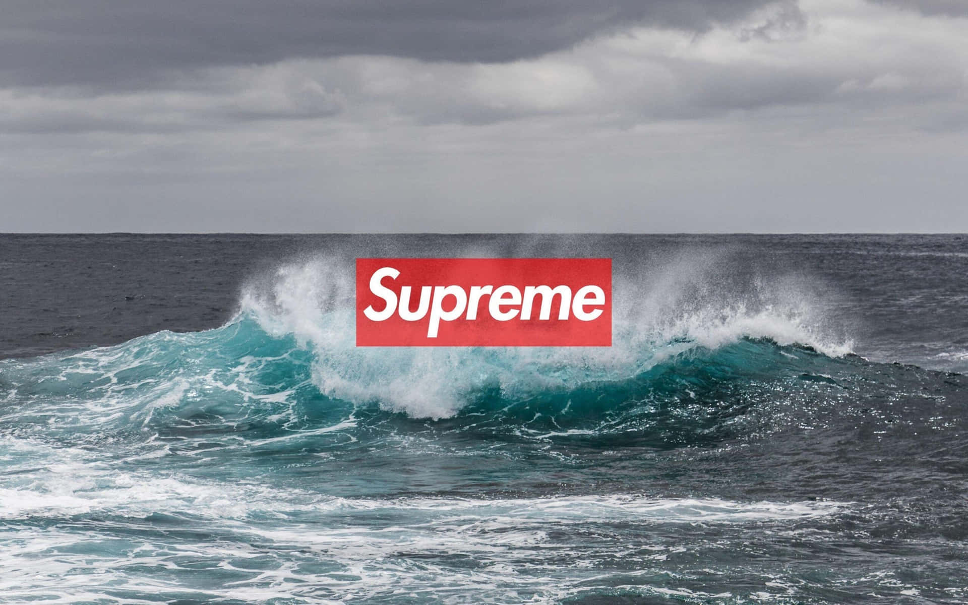 4k Supreme Big Waves Under Cloudy Skies Background