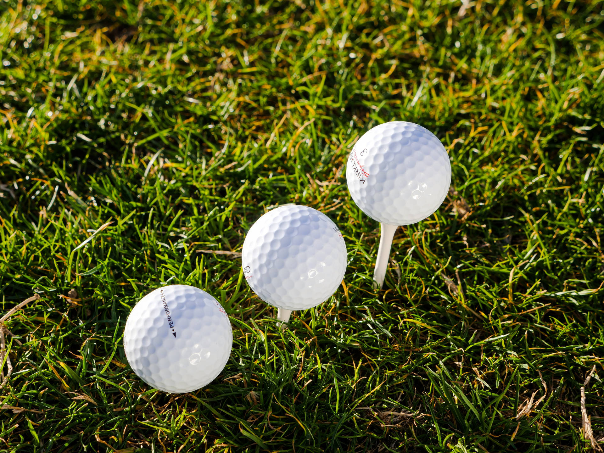 4k Three Golf Balls Background