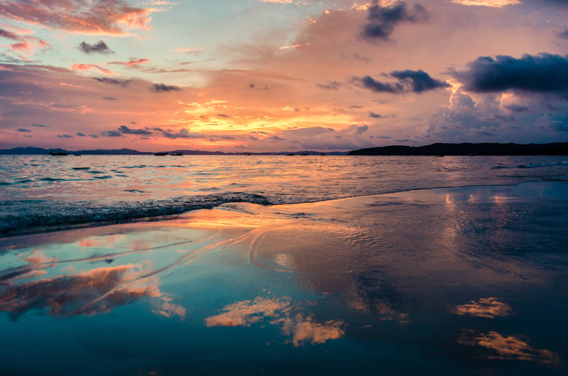 4k Ultra Hd Beach Reflected Sky Background