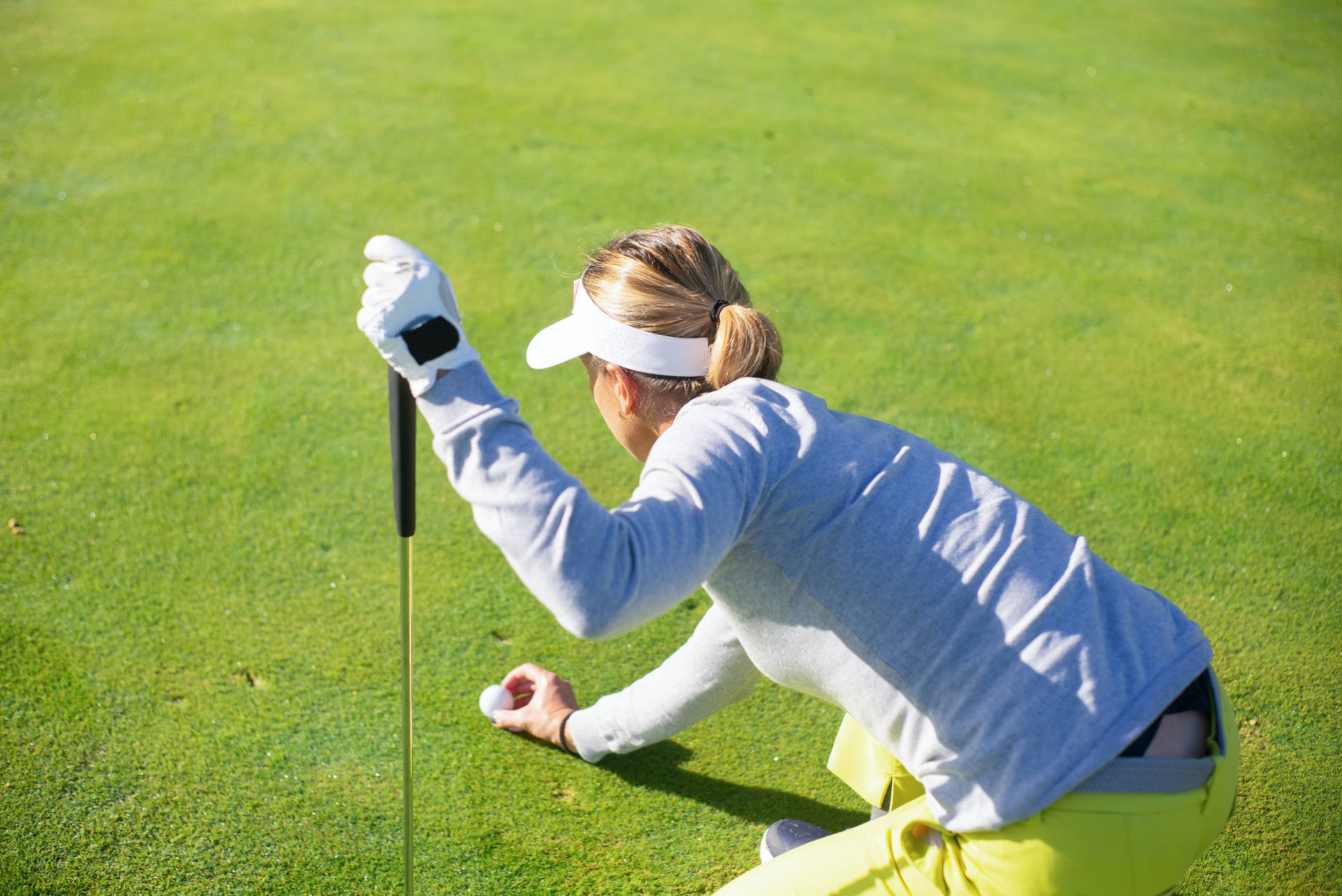 4k Woman Golfer In Sweater Background