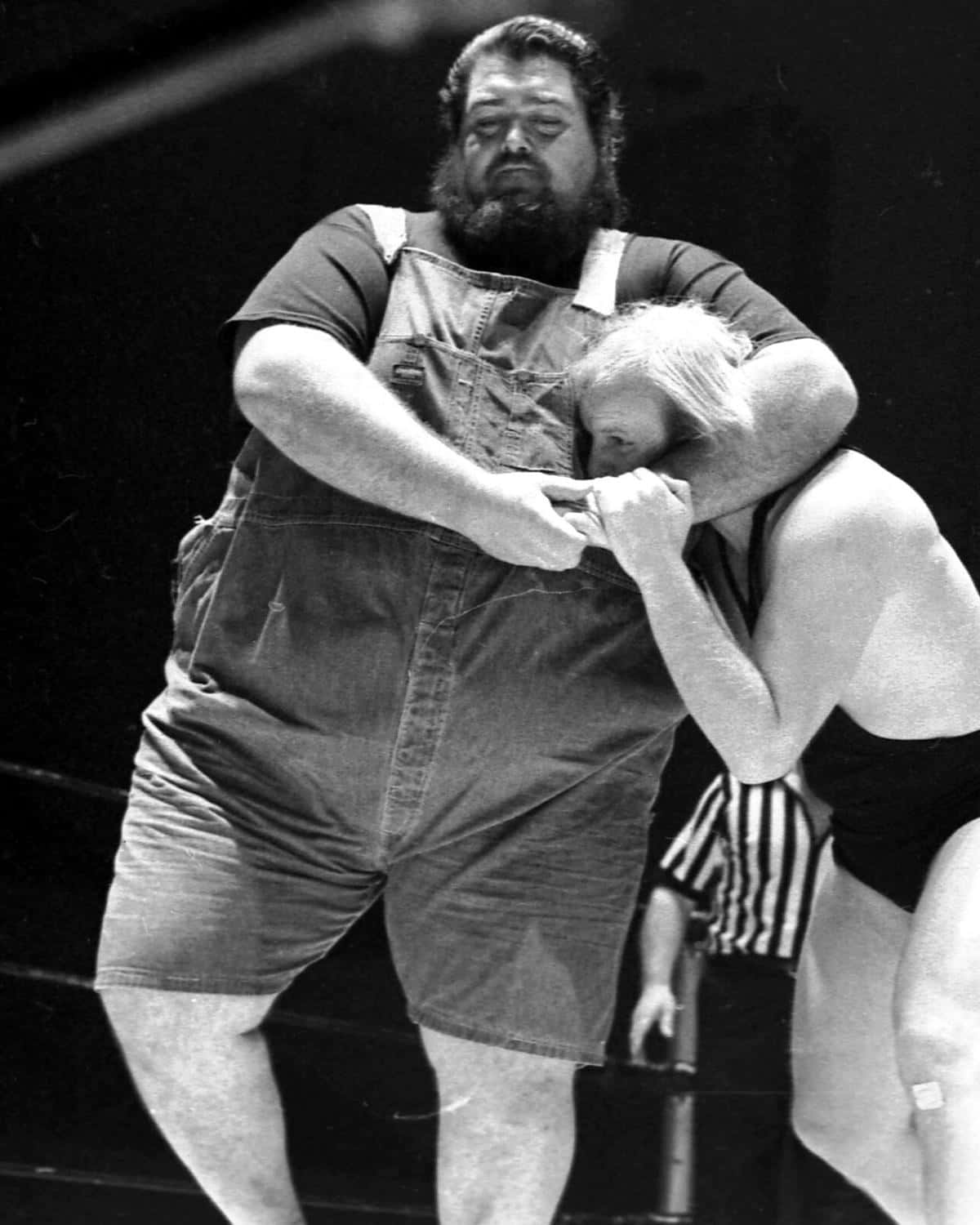 600 Pounds Wrestler Haystacks Calhoun In A Match Background
