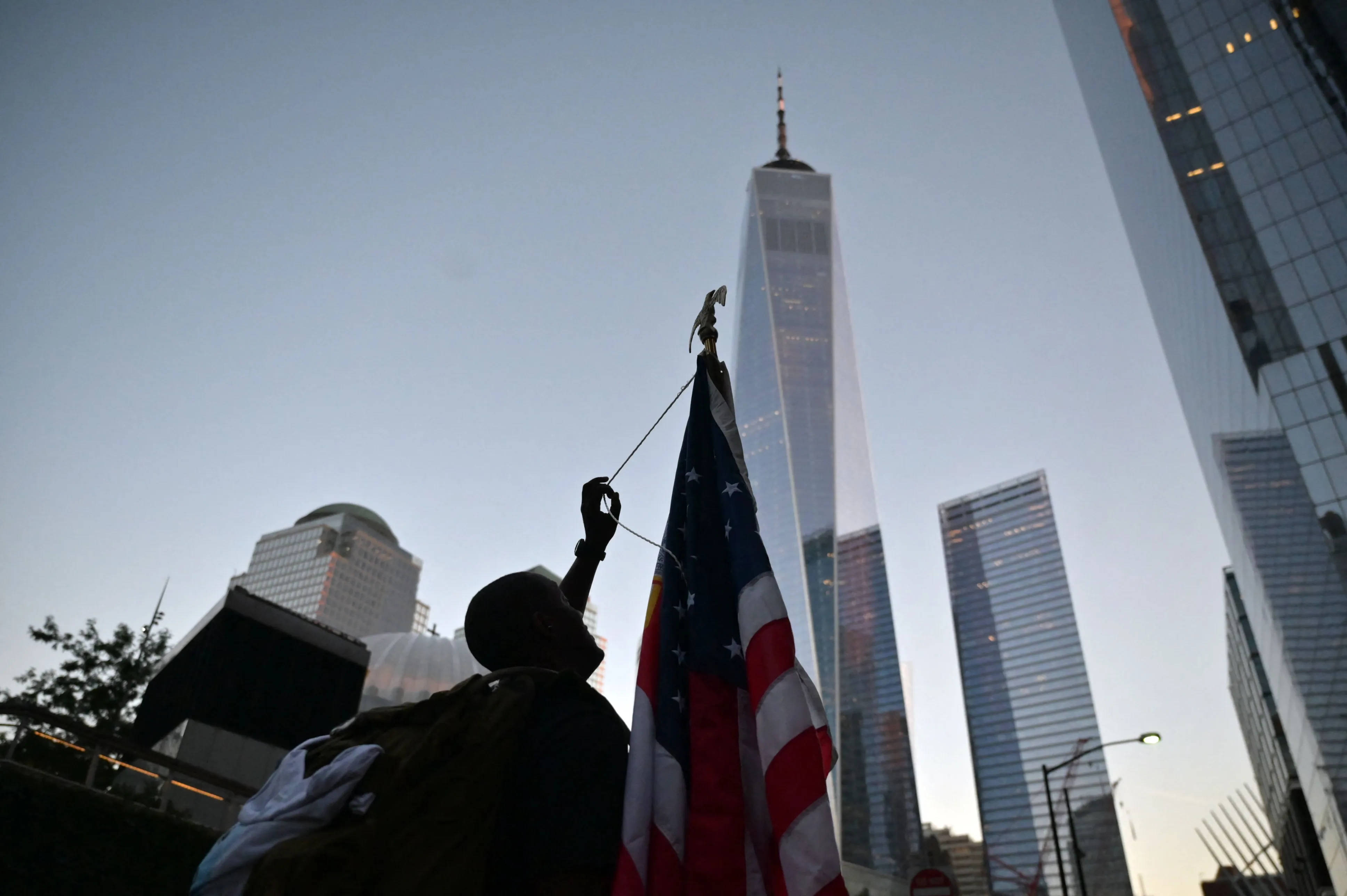 911 Memorial Raising The Flag Background