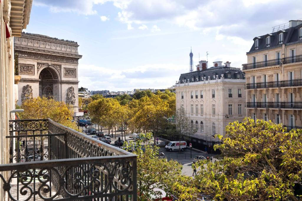 A Balcony Overlooking The Arc De Triomphe In Paris Background