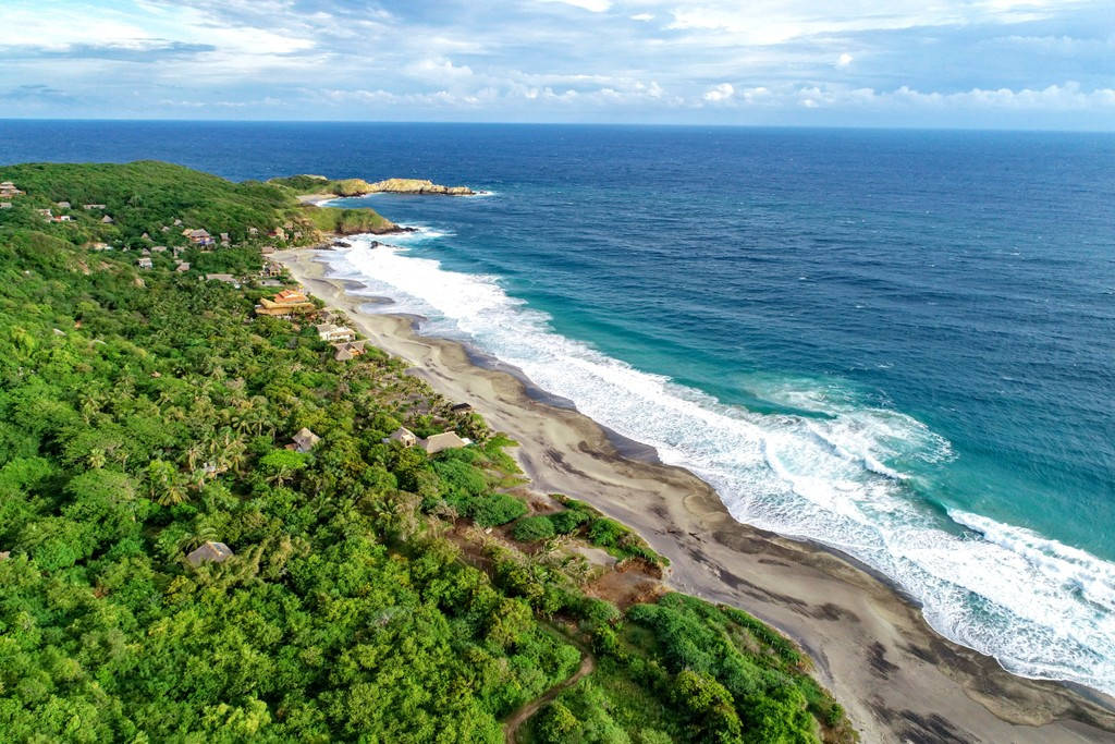 A Beautiful Beach In Oaxaca Background