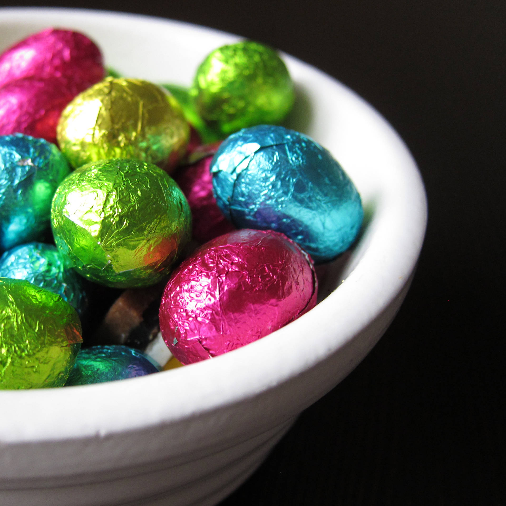 A Beautiful Bowl Of Multicolor Easter Eggs Background
