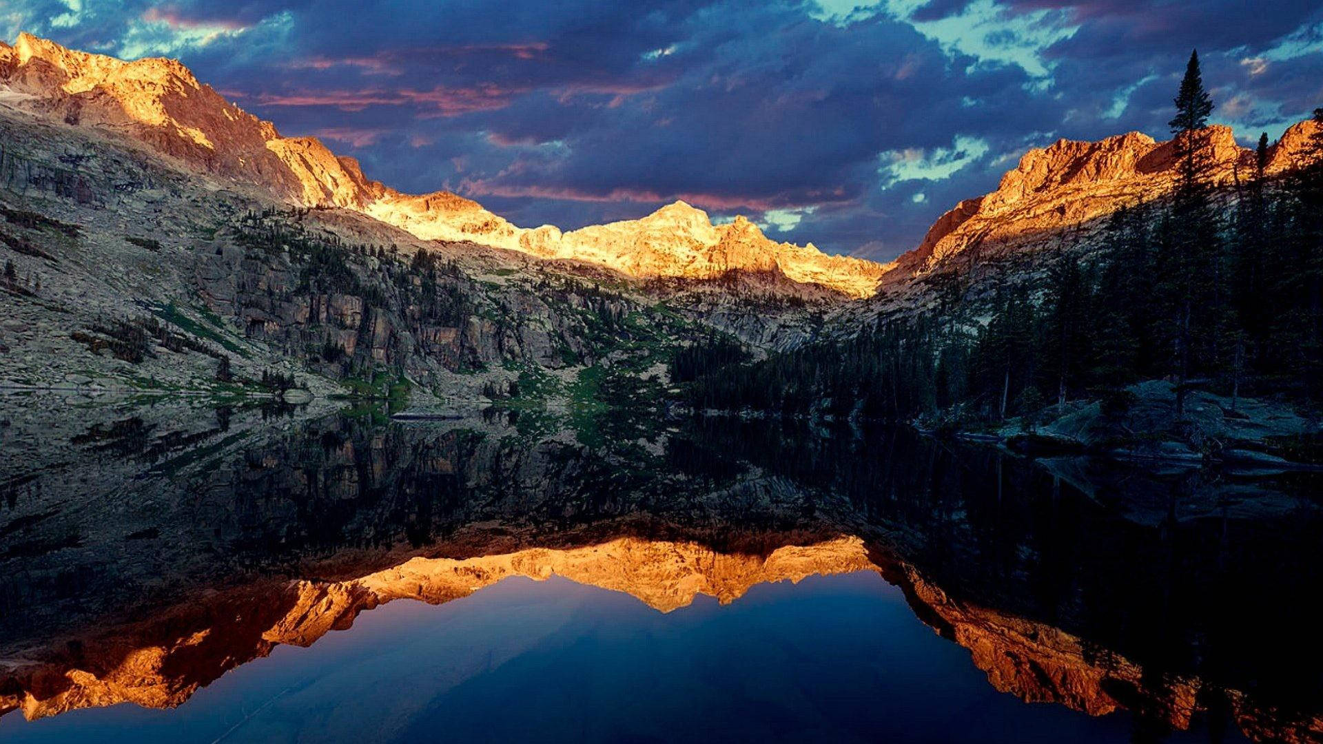 A Beautiful Lake In Denver Background