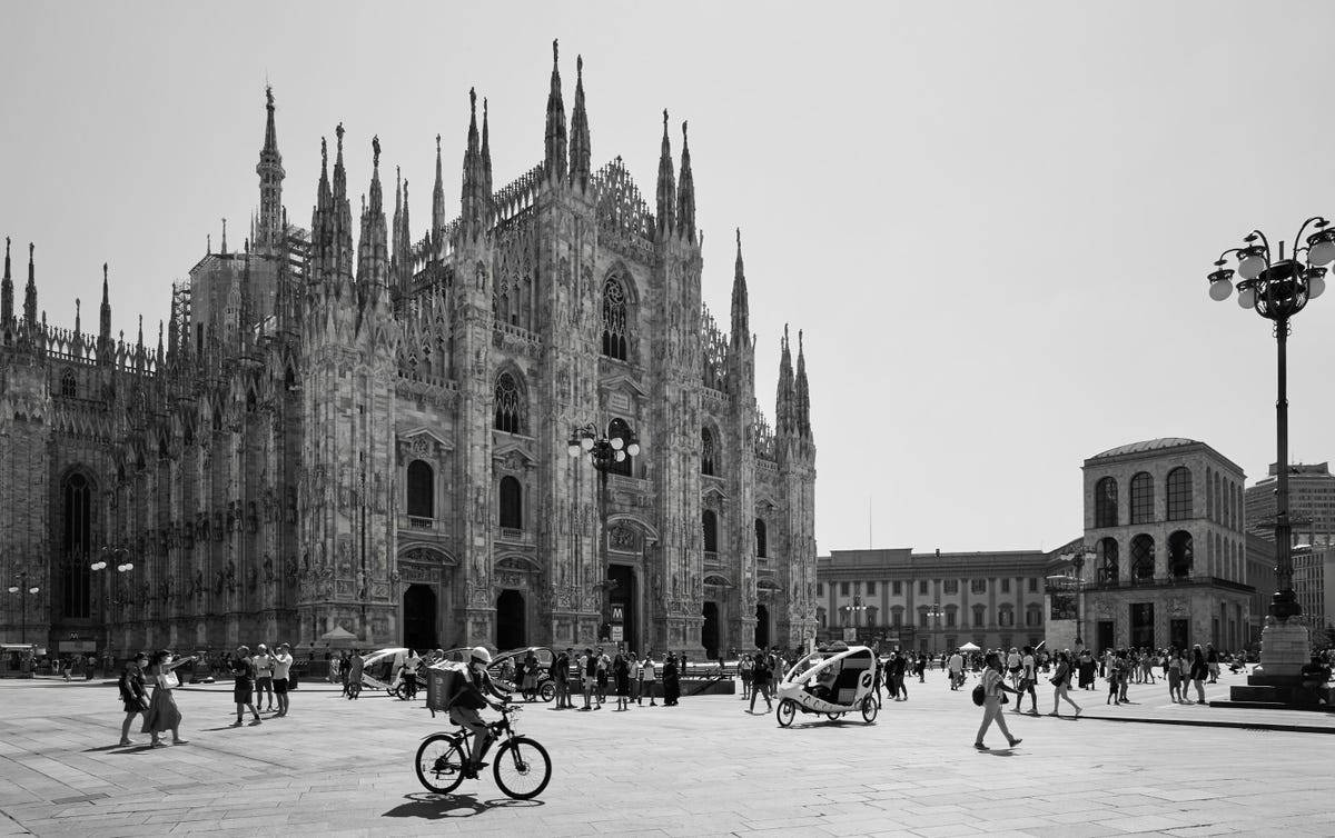 A Black And White Photo Of Milan's Cathedral Background