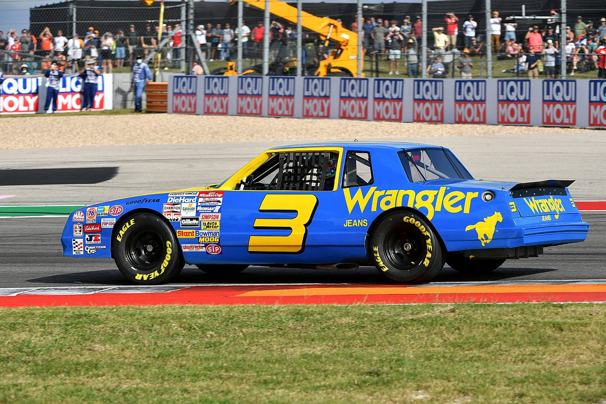 A Blue And Yellow Car Background