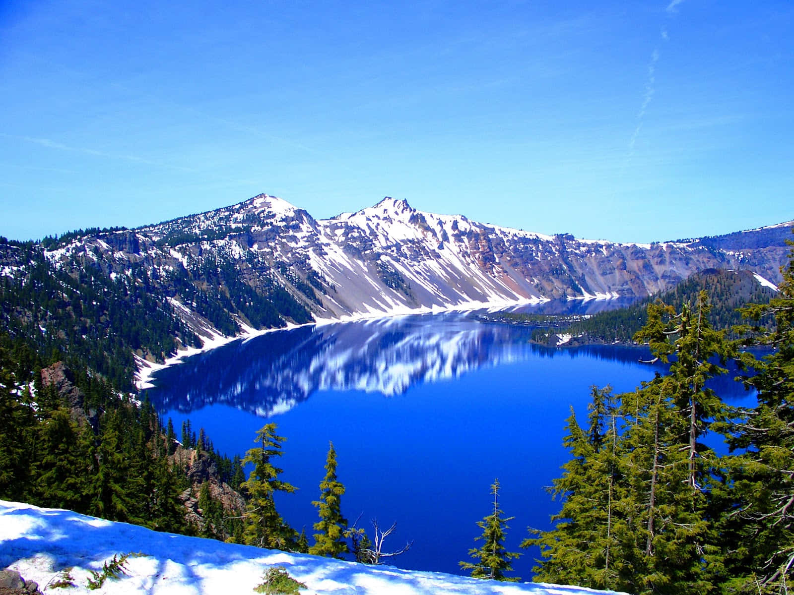 A Blue Lake In The Mountains Background