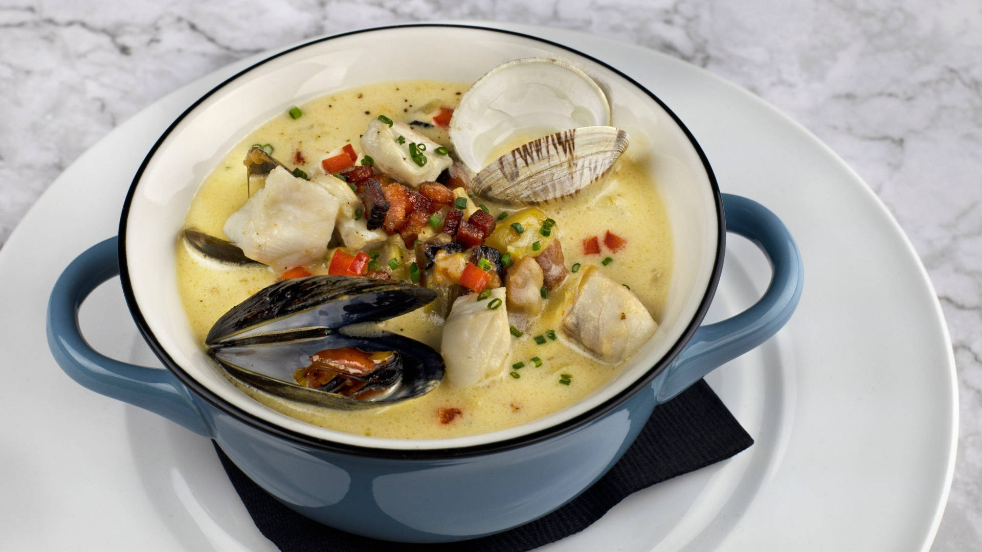 A Bowl Of Delectable Mussel And Clam Chowder Soup Background