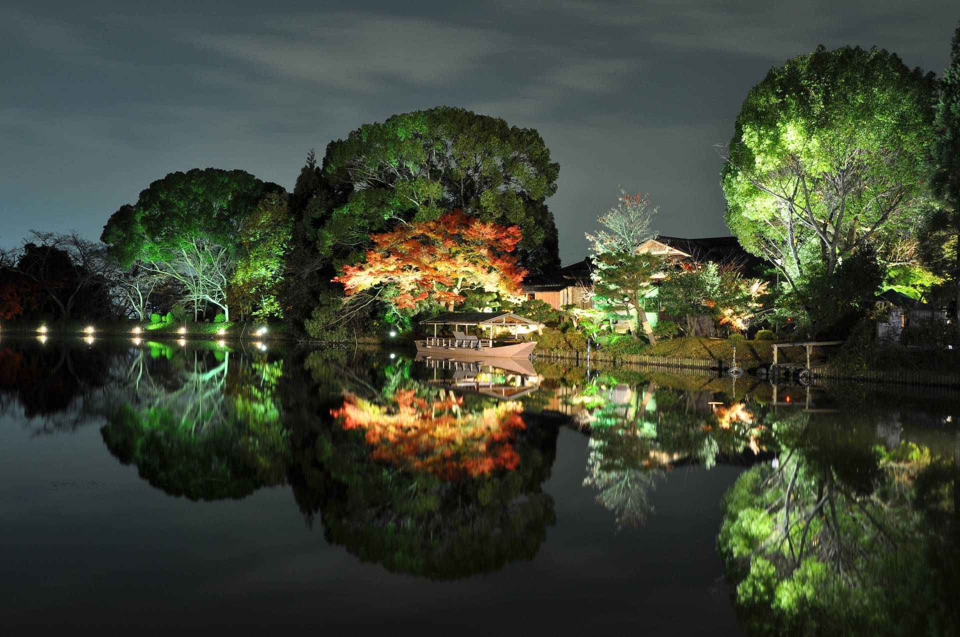 A Breath-taking Lakeside Landscape In Japan Background