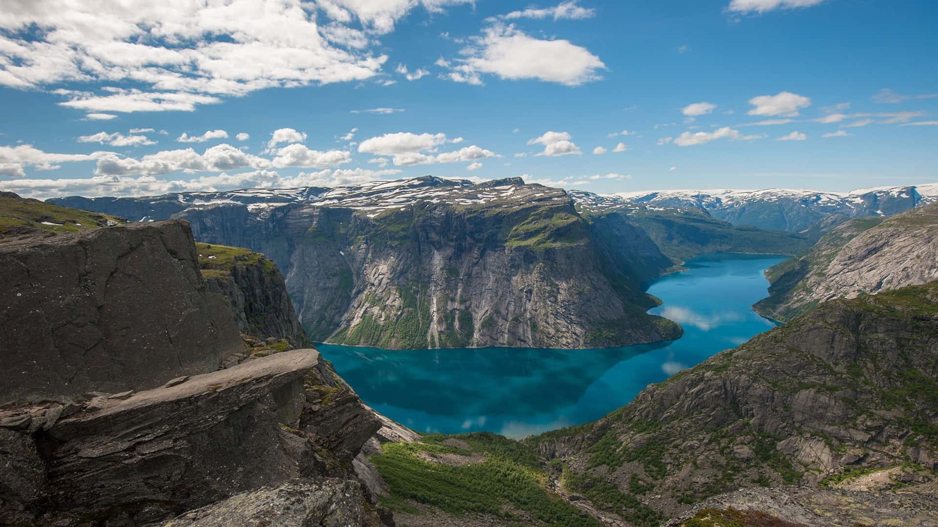 A Breathtaking View Of Trolltunga On A Sunny Day Background