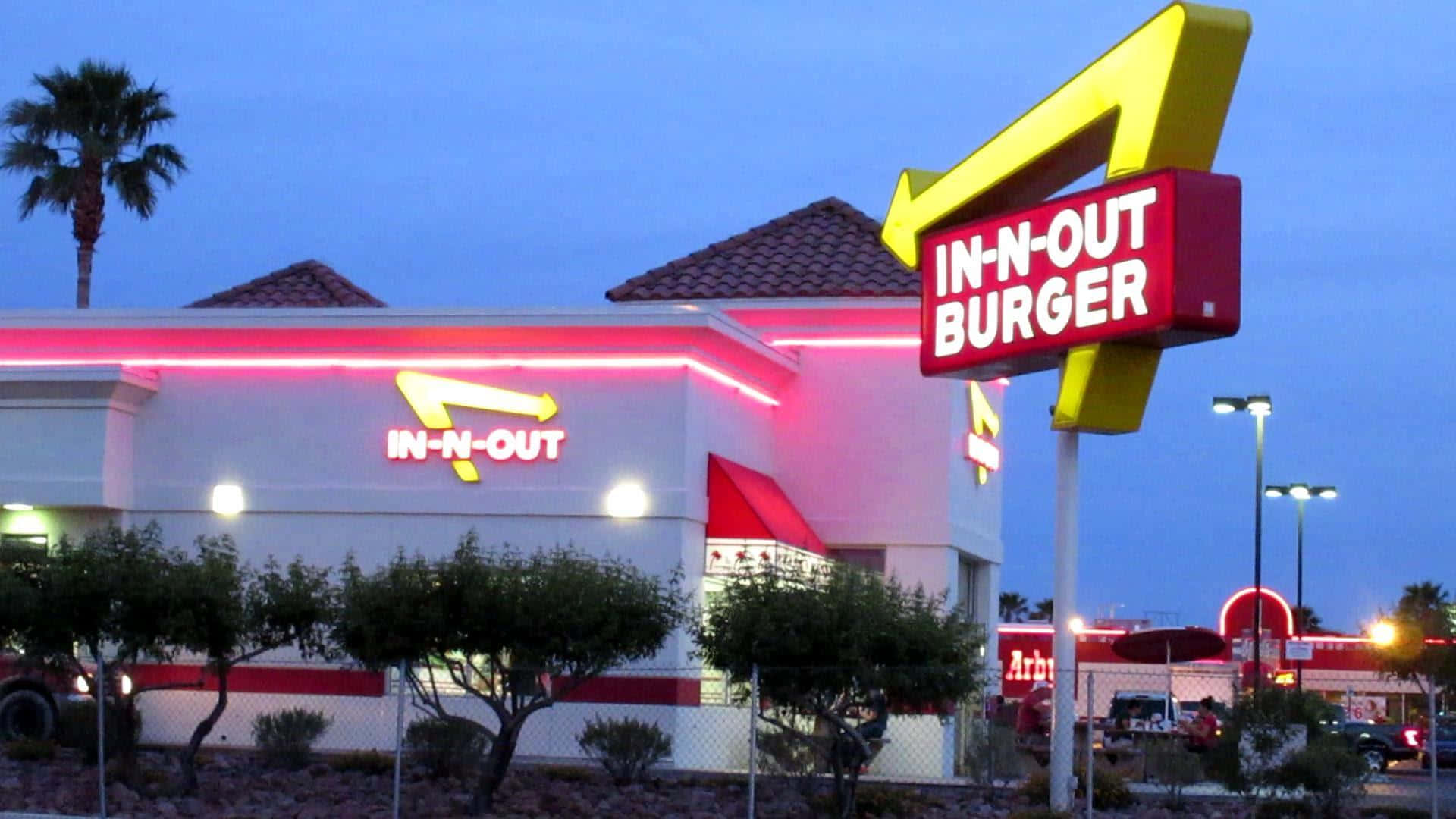 A Burger King Restaurant At Night Background