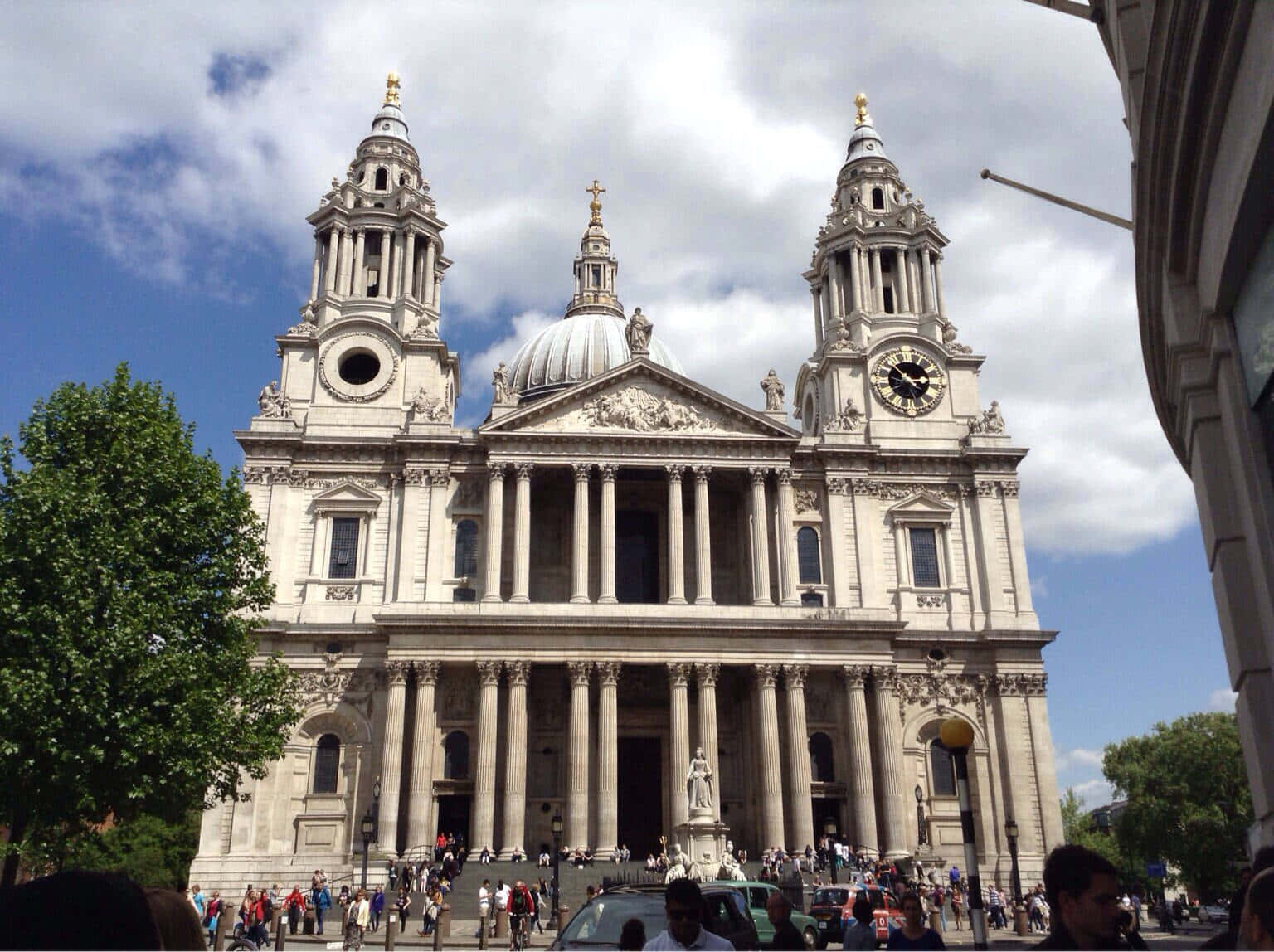 A Bustling Afternoon At St. Paul's Cathedral Background