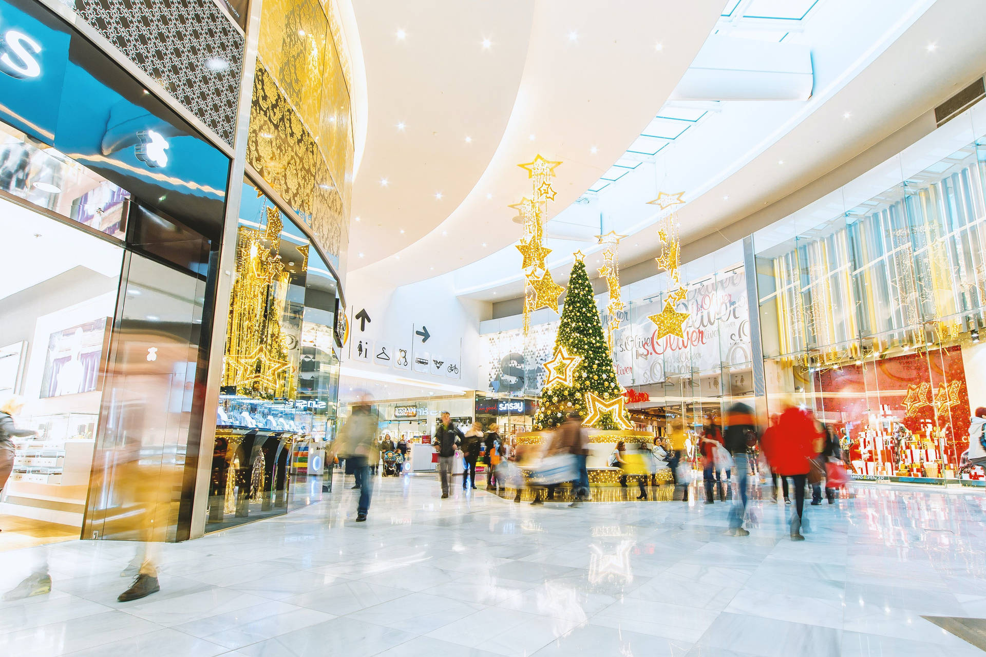 A Bustling Shopping Center Atmosphere At Its Peak. Background