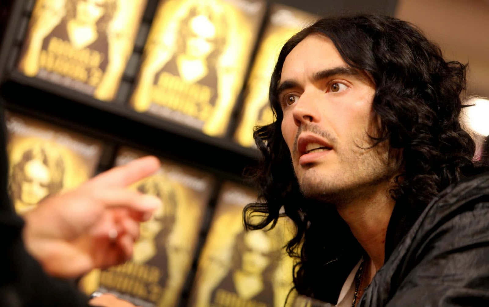 A Captivating Portrait Of A Young Russell Brand Background