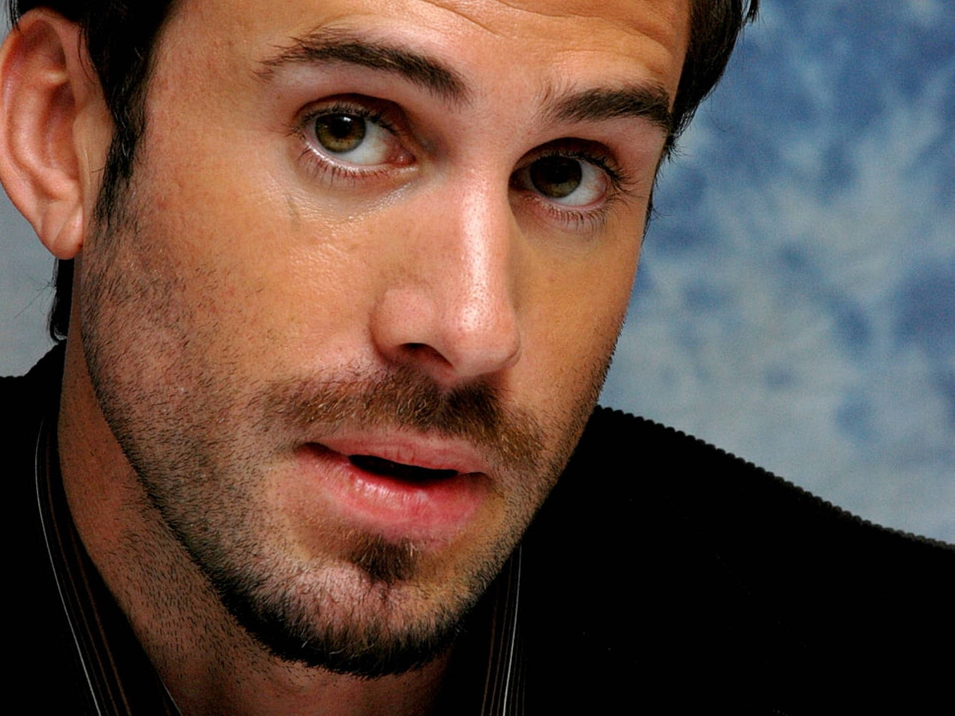 A Captivating Portrait Of Joseph Fiennes Background