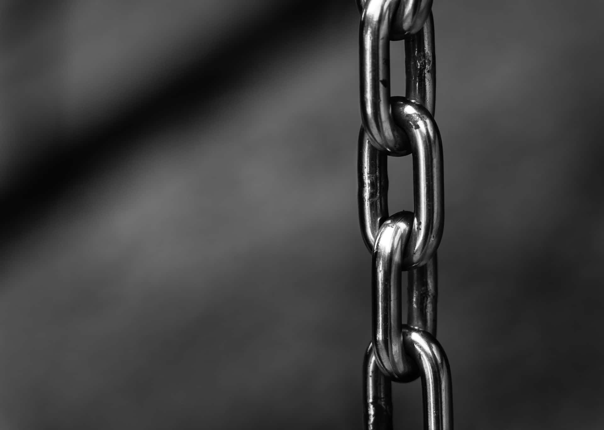 A Chain With A Black Background Background