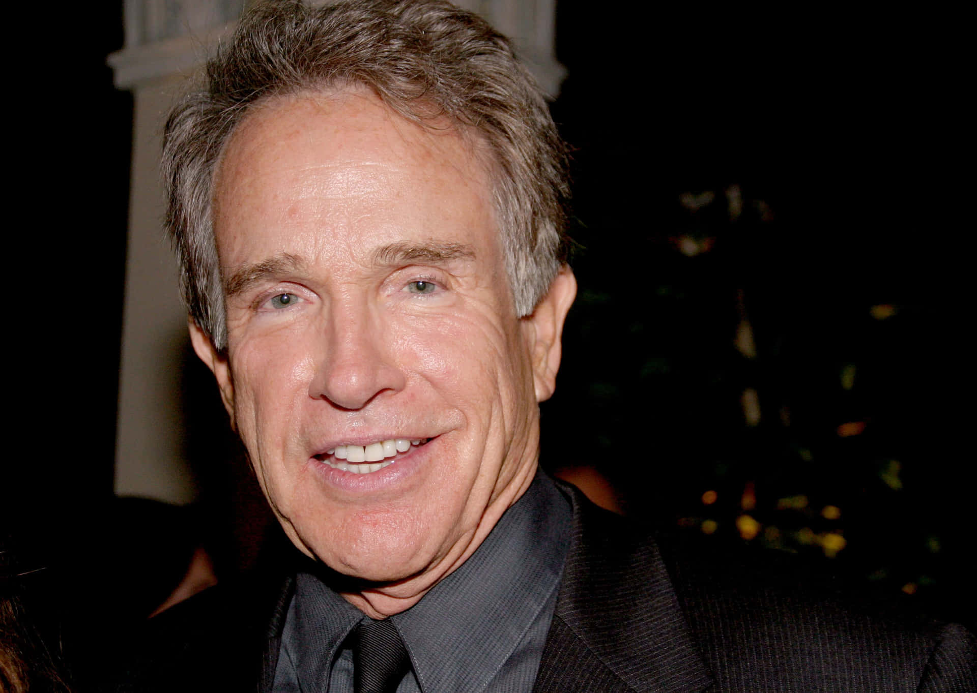 A Classic Black-and-white Portrait Of Warren Beatty Background