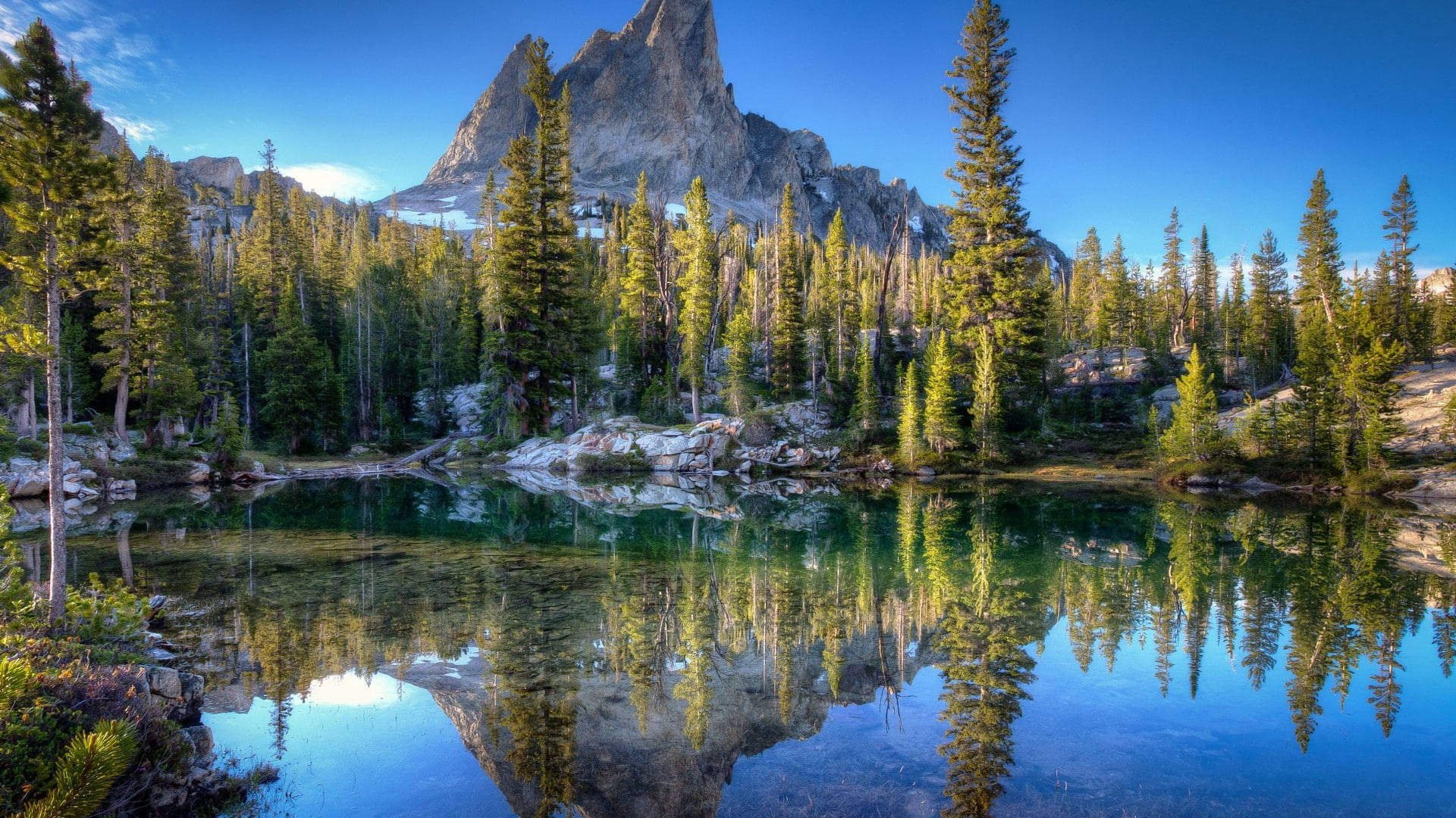 A Clear Lake In Idaho Background