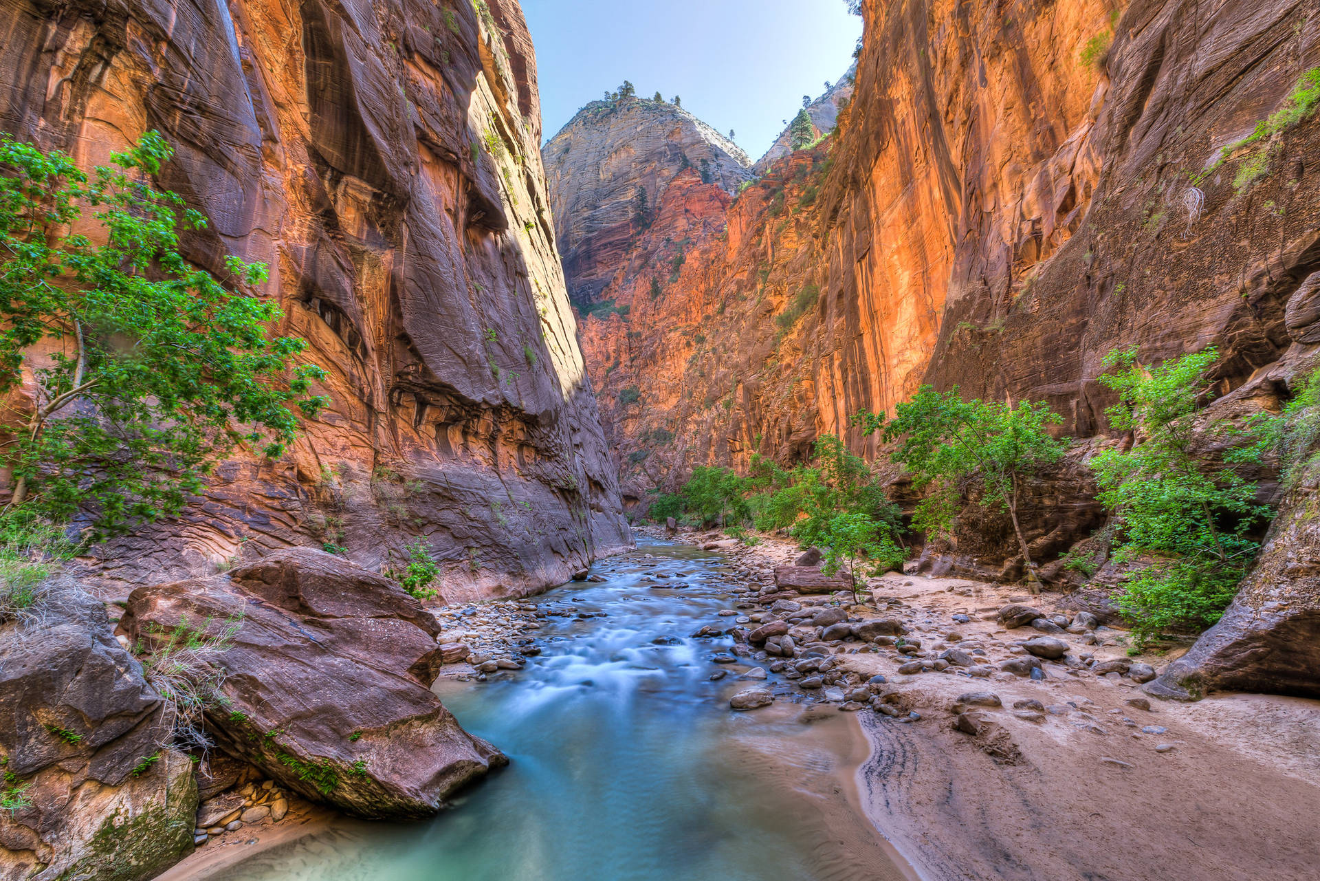 A Clear Lake In Zion National Park Background