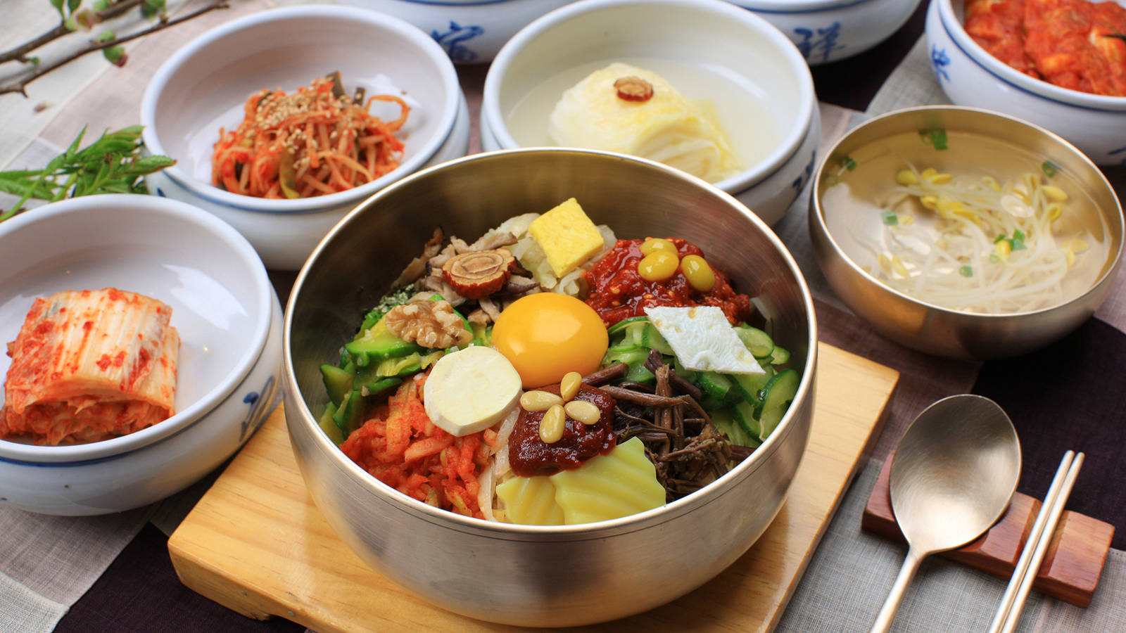 A Colorful Serving Of Traditional Korean Cuisine - Bibimbap Background