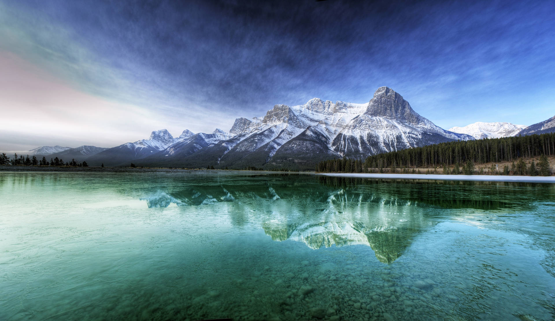A Cool Canada Lake And Mountains Scenery Background