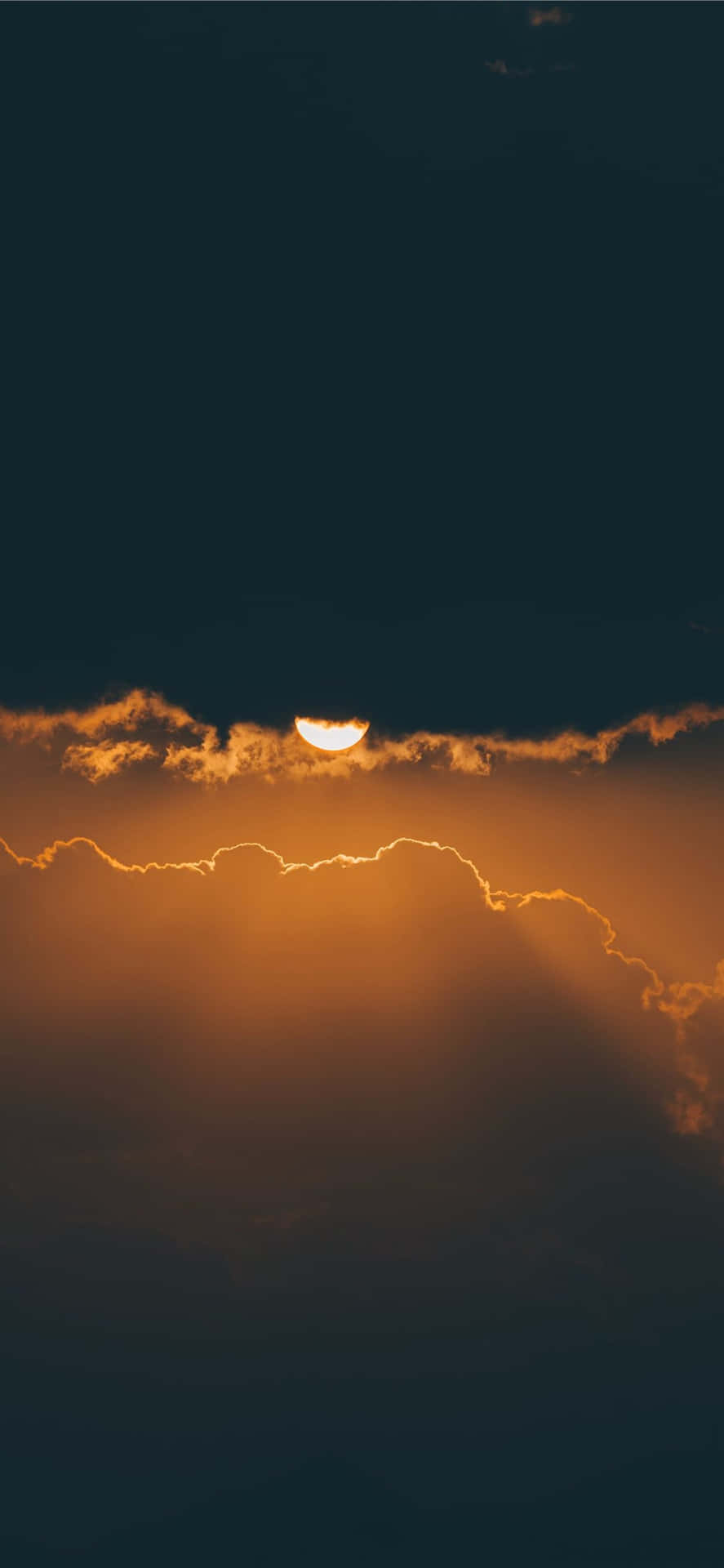 A Daunting Sky Of Dark Clouds Background