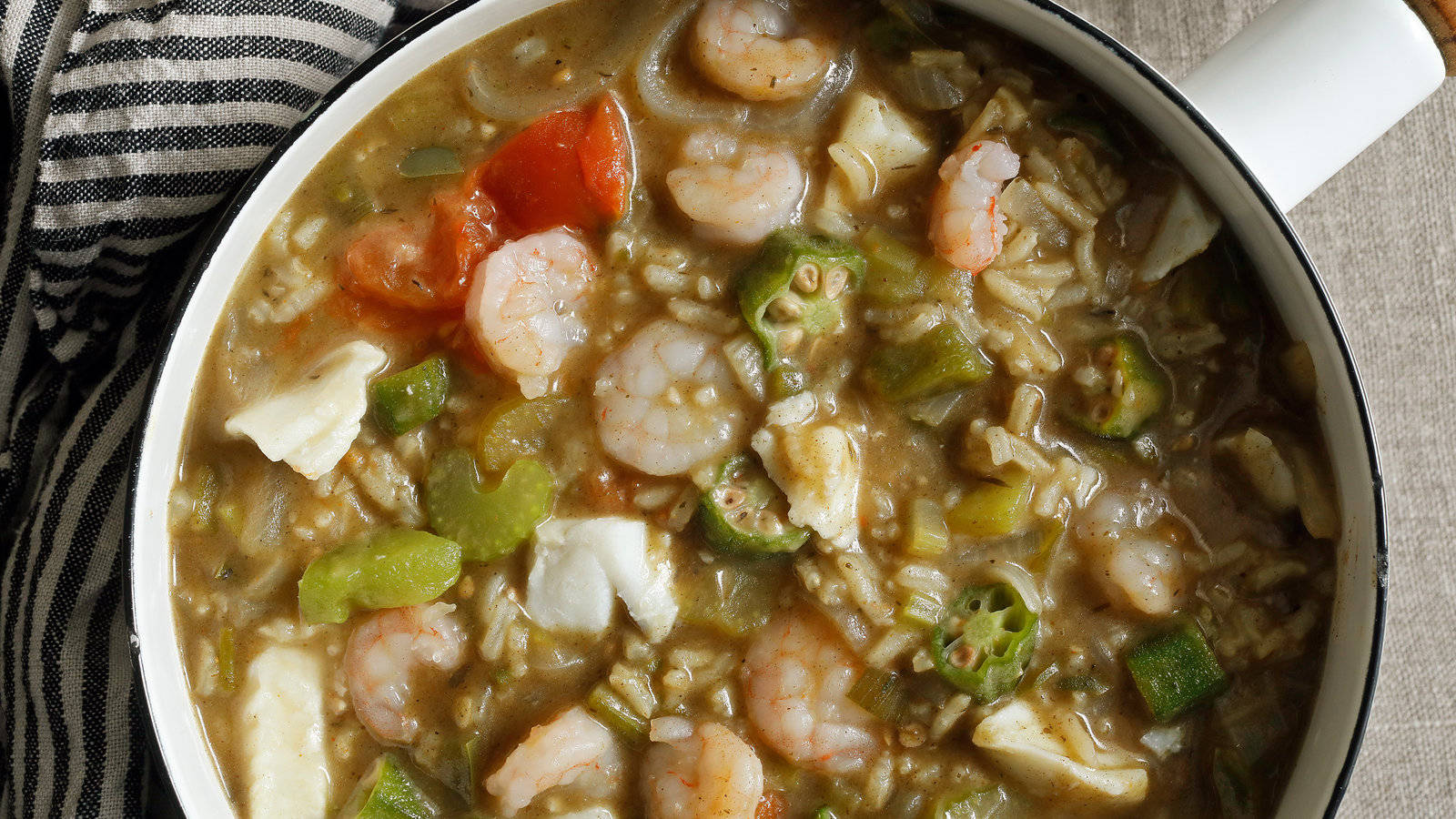 A Delectable Bowl Of Gumbo With Shrimp And Vegetables Background