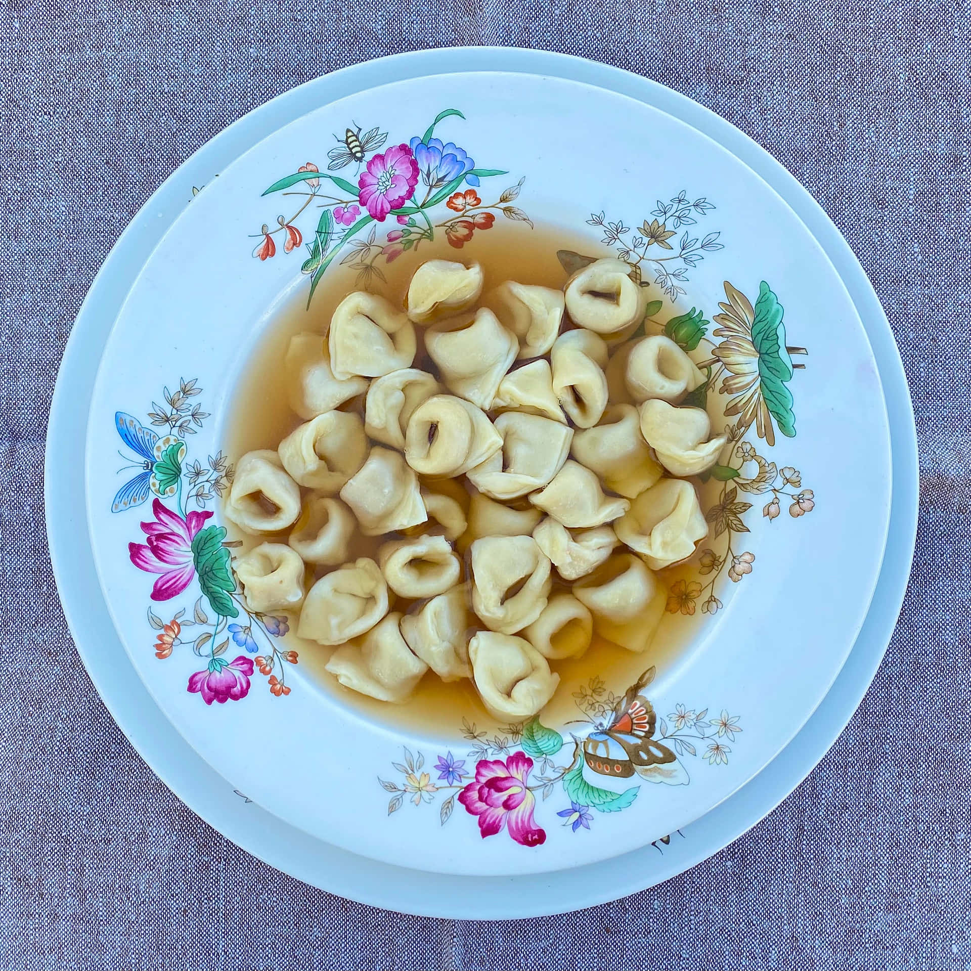 A Delicious Serving Of Tortellini In Brodo Background