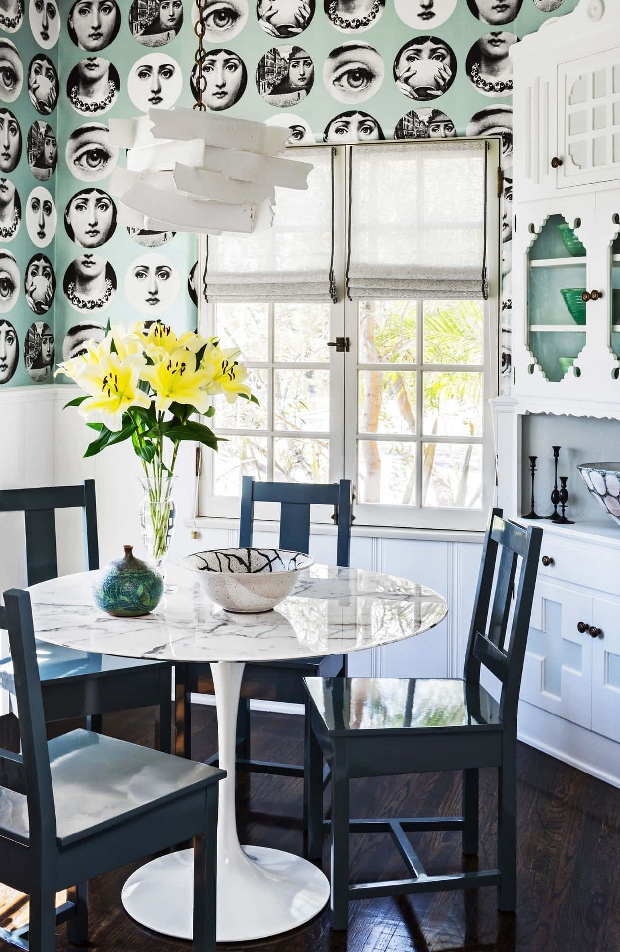 A Dining Room With A Table And Chairs Background