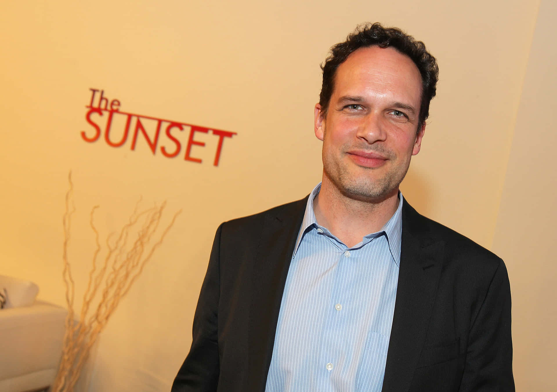 A Distinct Portrait Of Renowned Actor Diedrich Bader Background