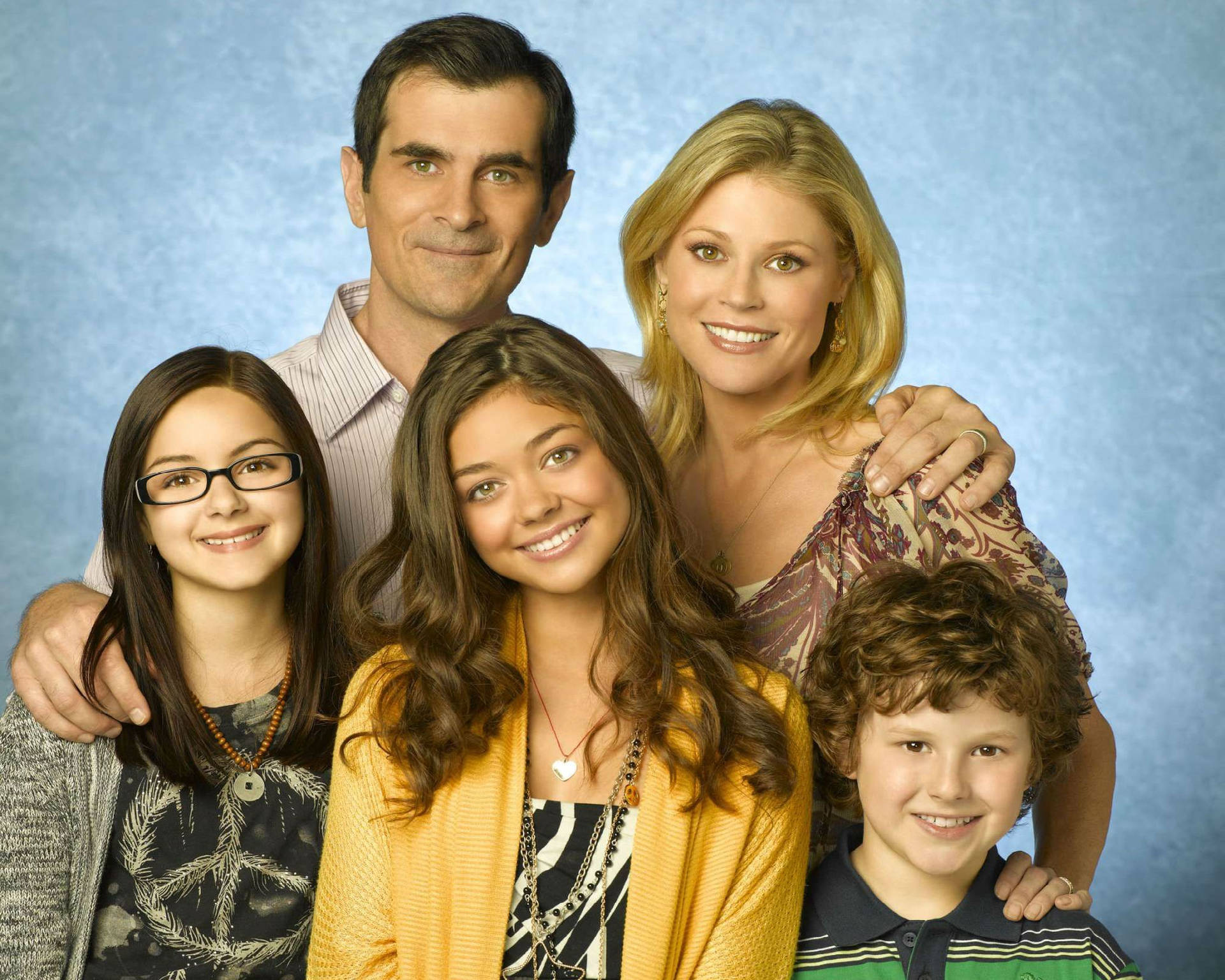 A Family Portrait Of The Dunphys Background