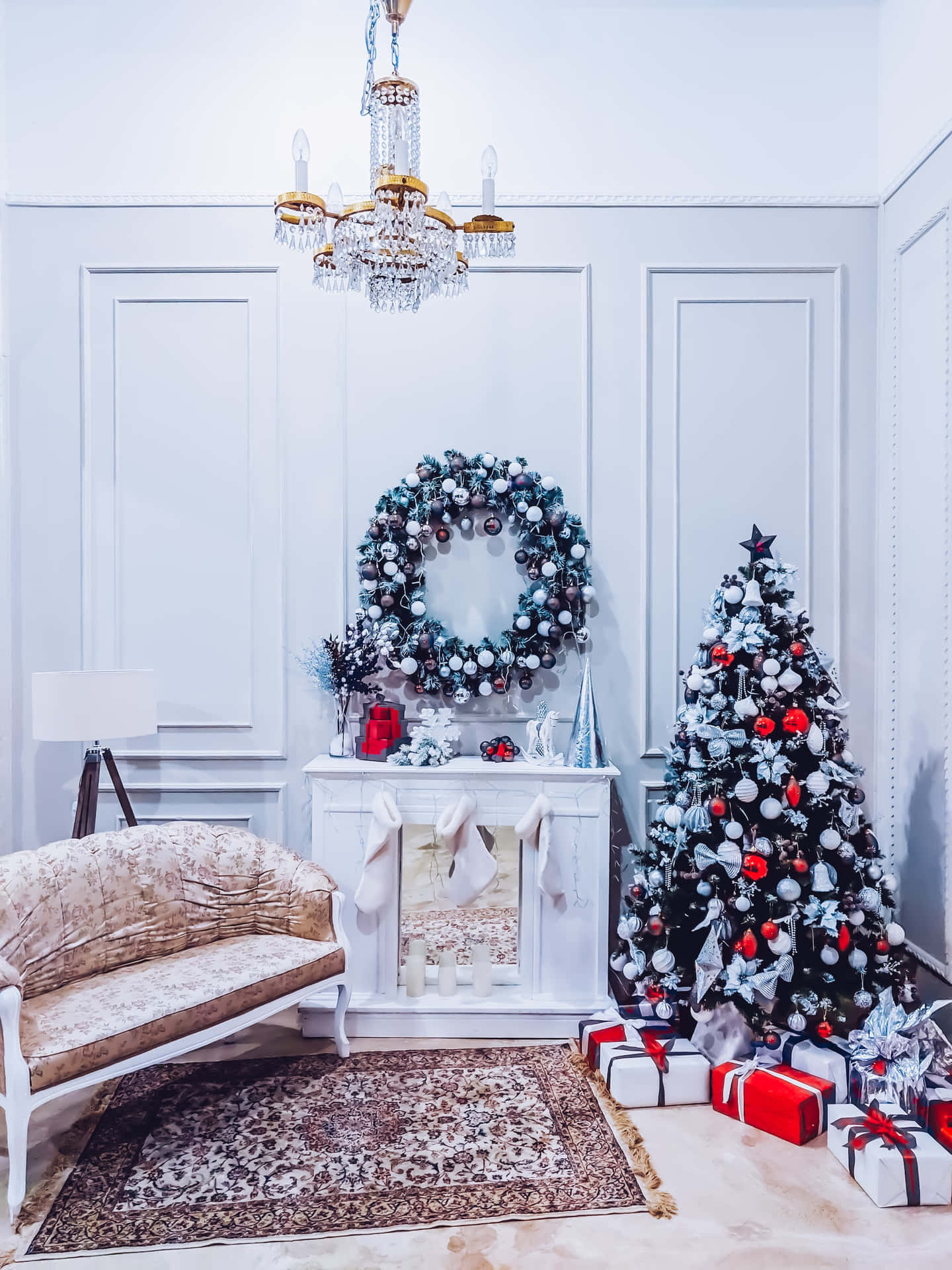 A Festive Aesthetic Christmas Tree With Presents At The Foot Background
